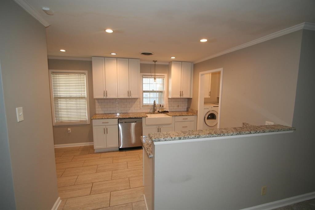 1588 Dorset Dr Property Photo 3