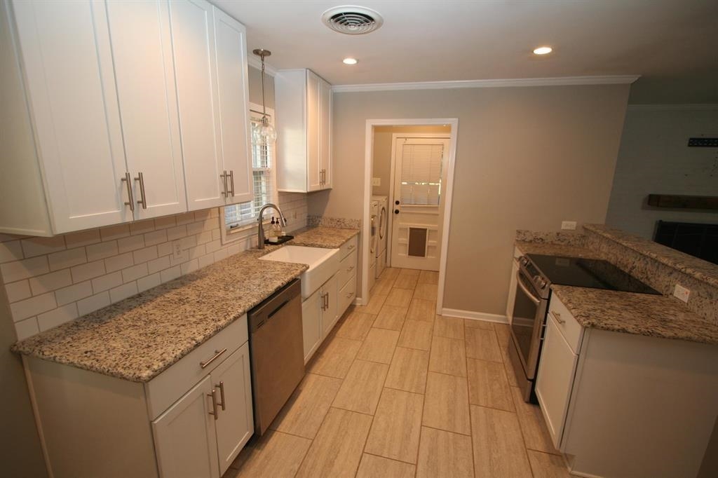 1588 Dorset Dr Property Photo 6