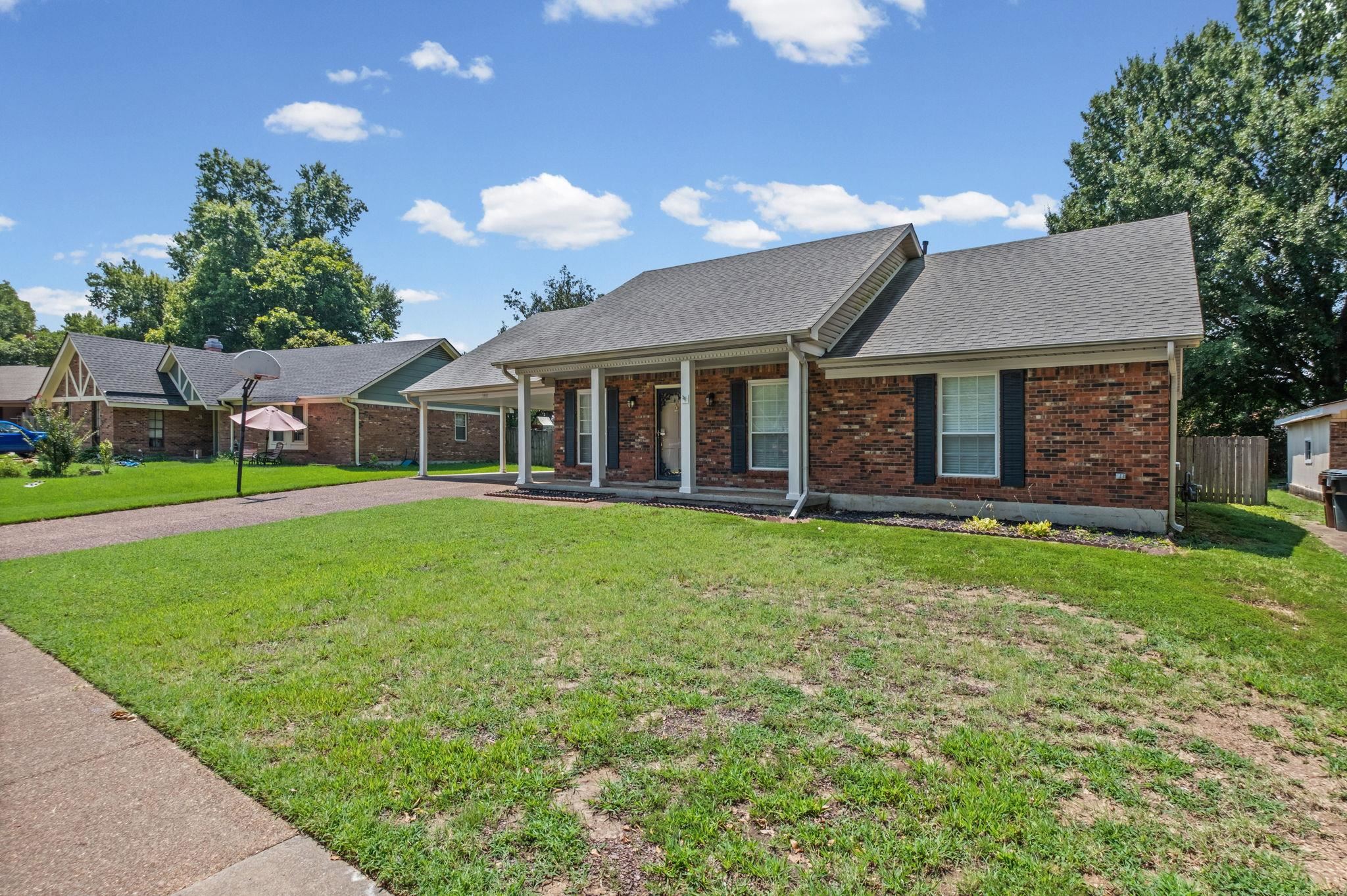 3933 Robin Hill Dr Property Photo 2