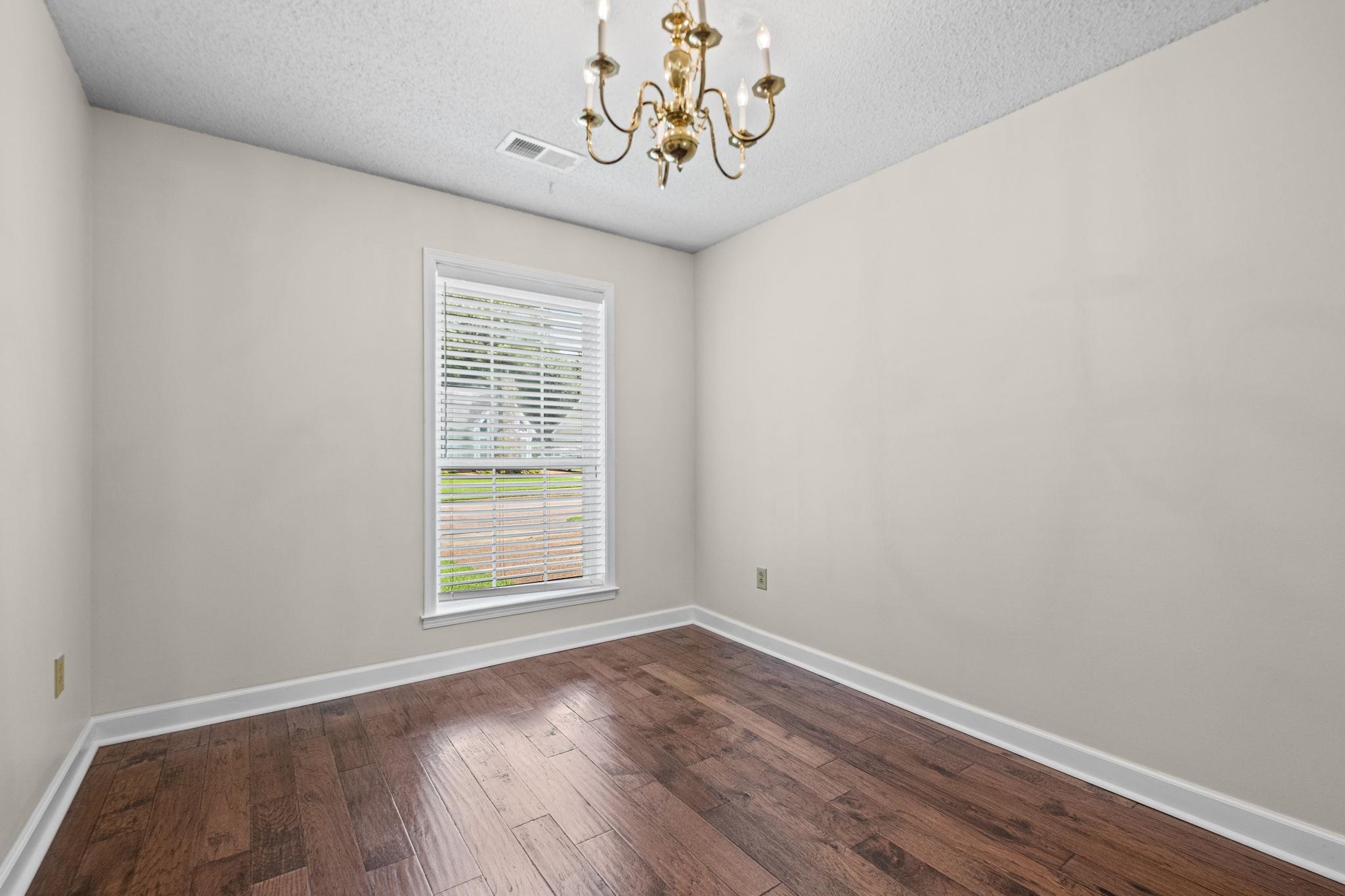 3933 Robin Hill Dr Property Photo 6