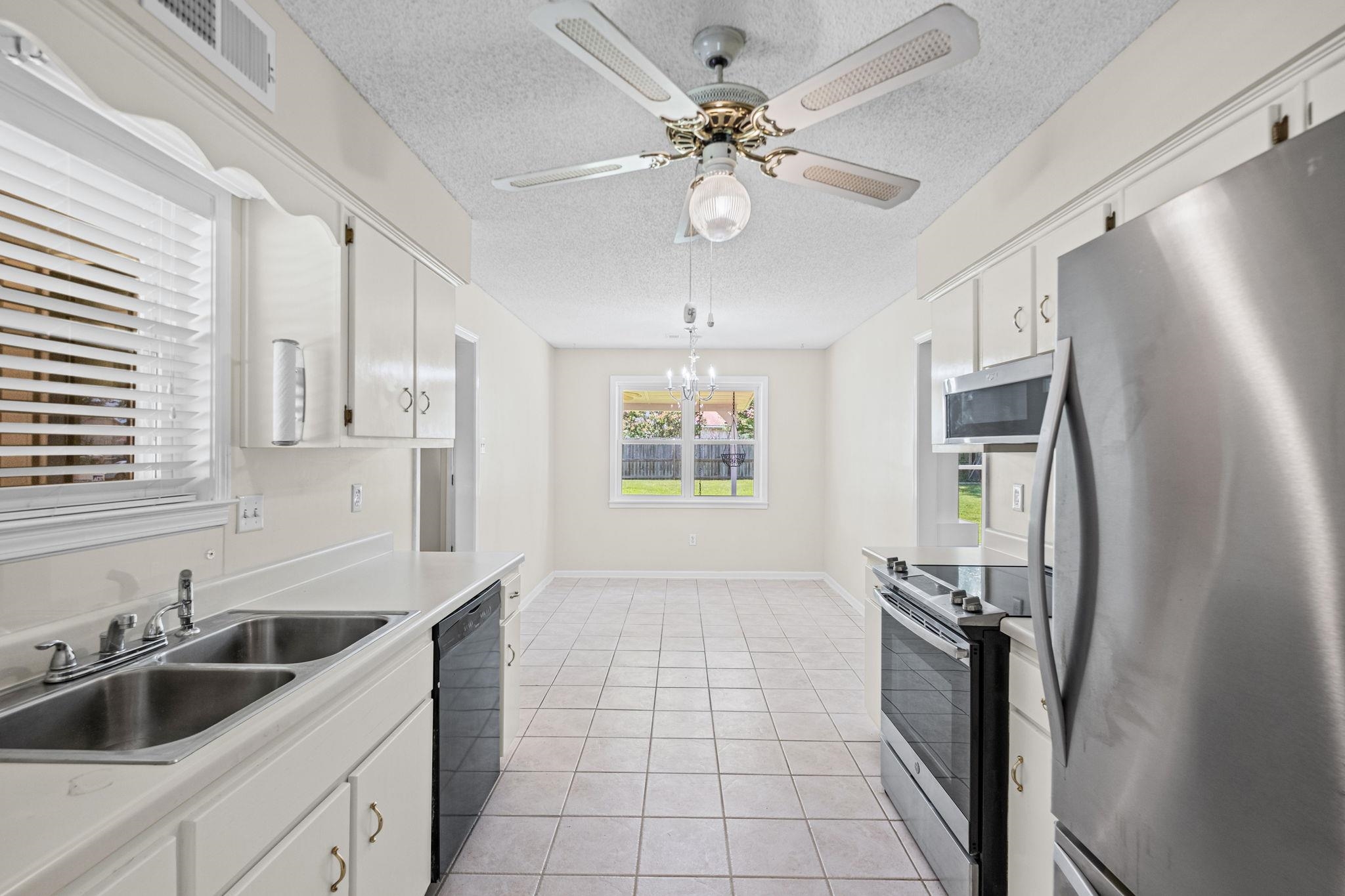 3933 Robin Hill Dr Property Photo 10