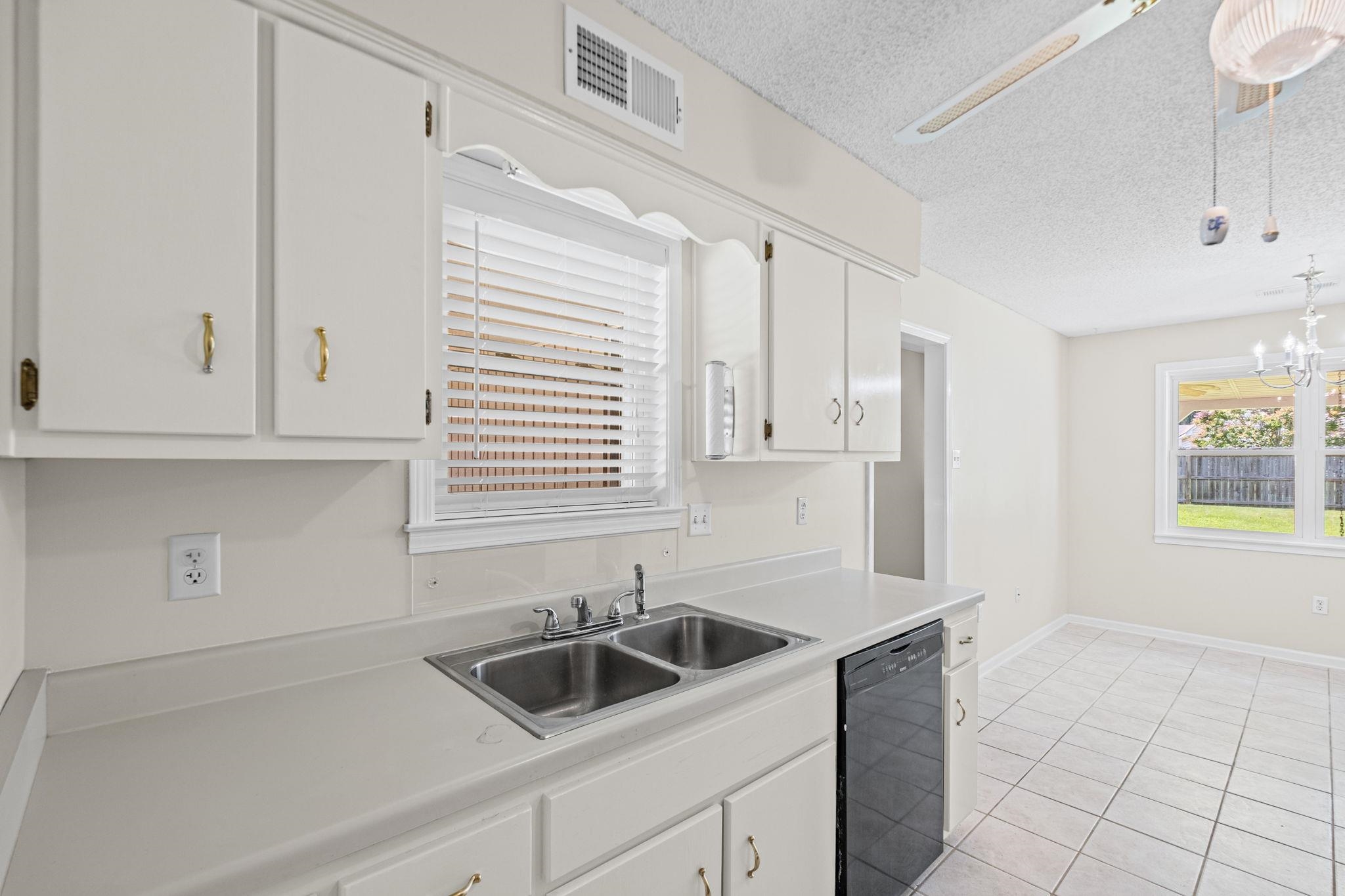 3933 Robin Hill Dr Property Photo 14