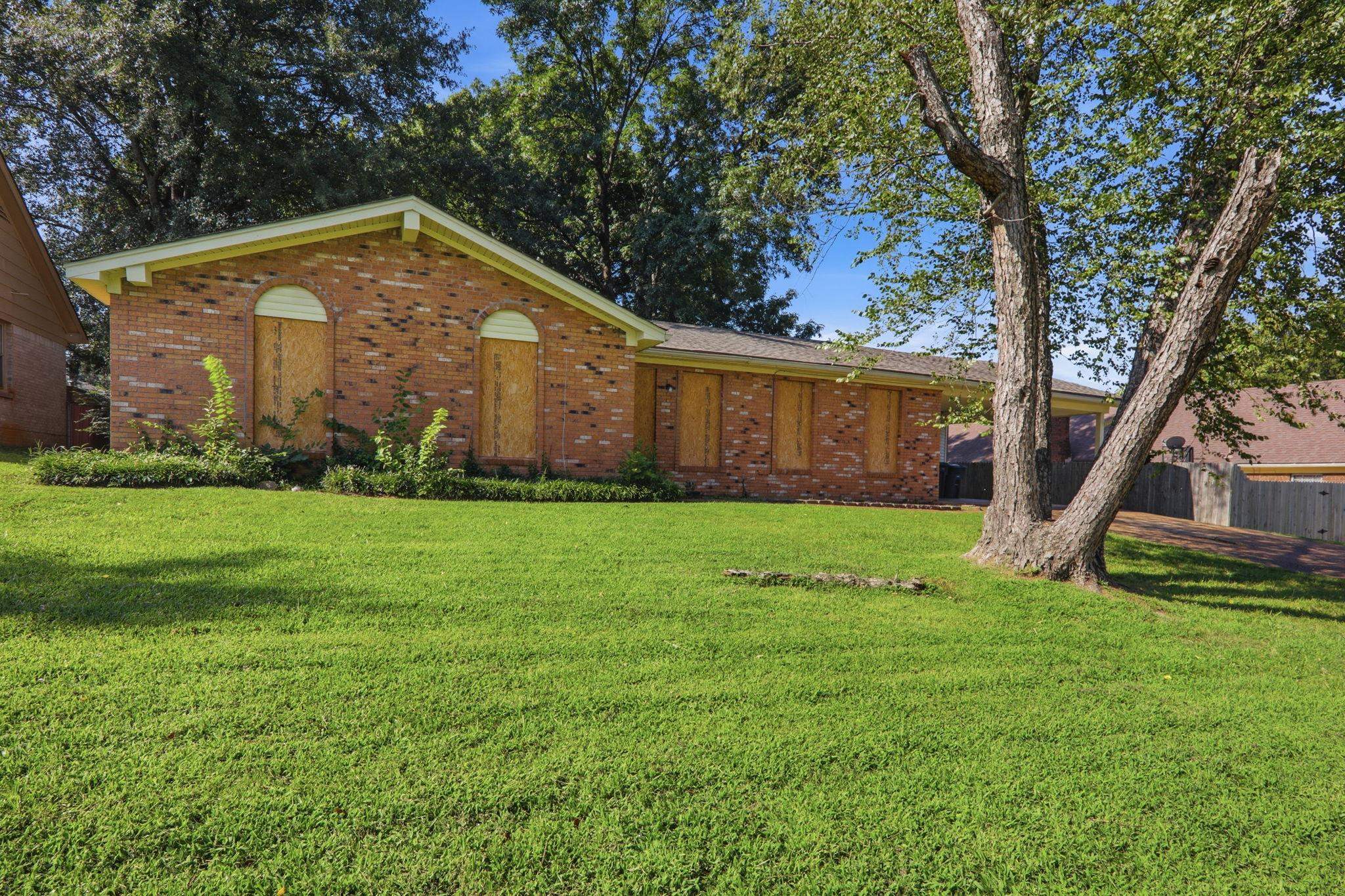 5697 Tulip Tree Dr Property Photo 3