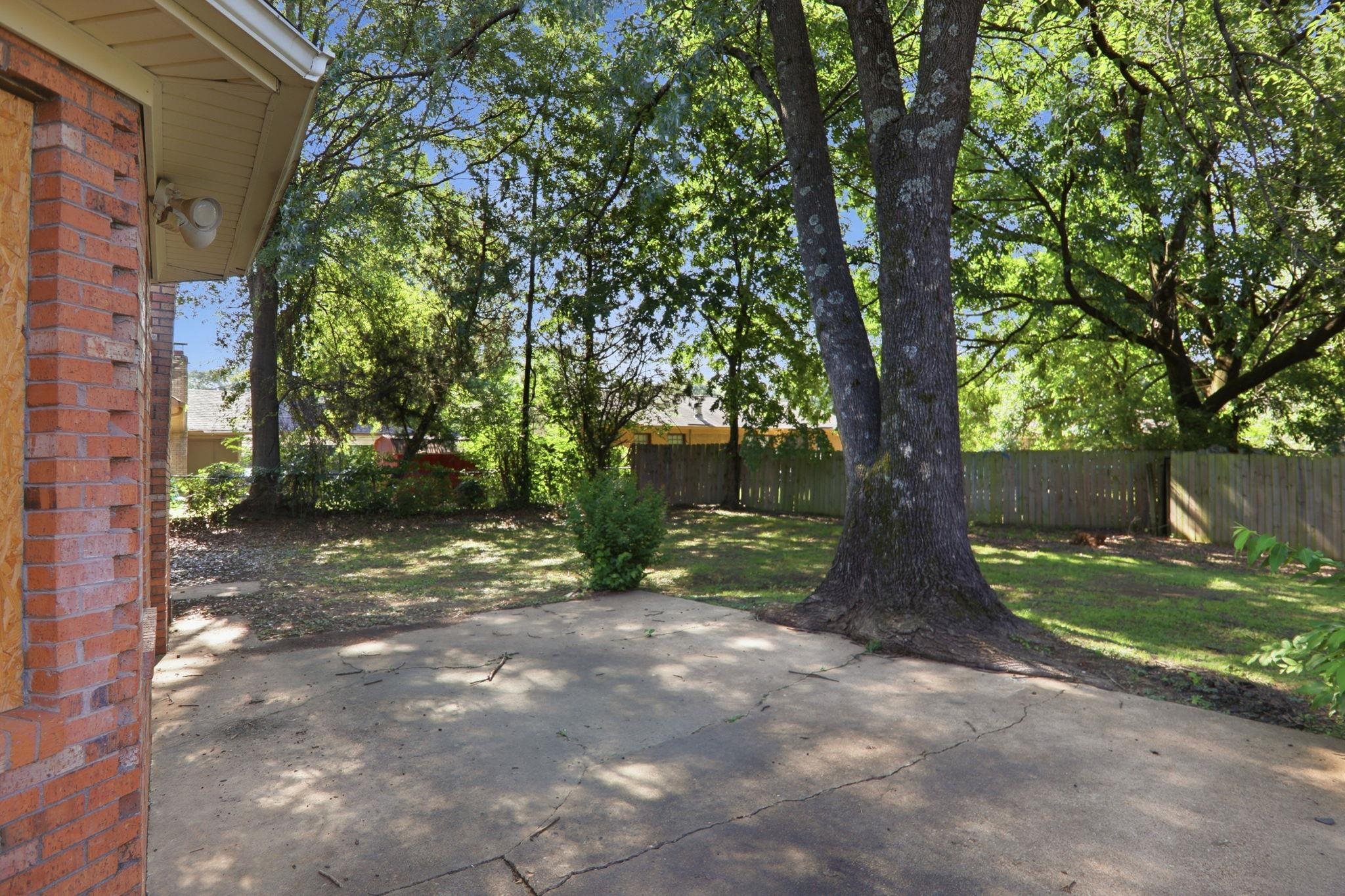 5697 Tulip Tree Dr Property Photo 8
