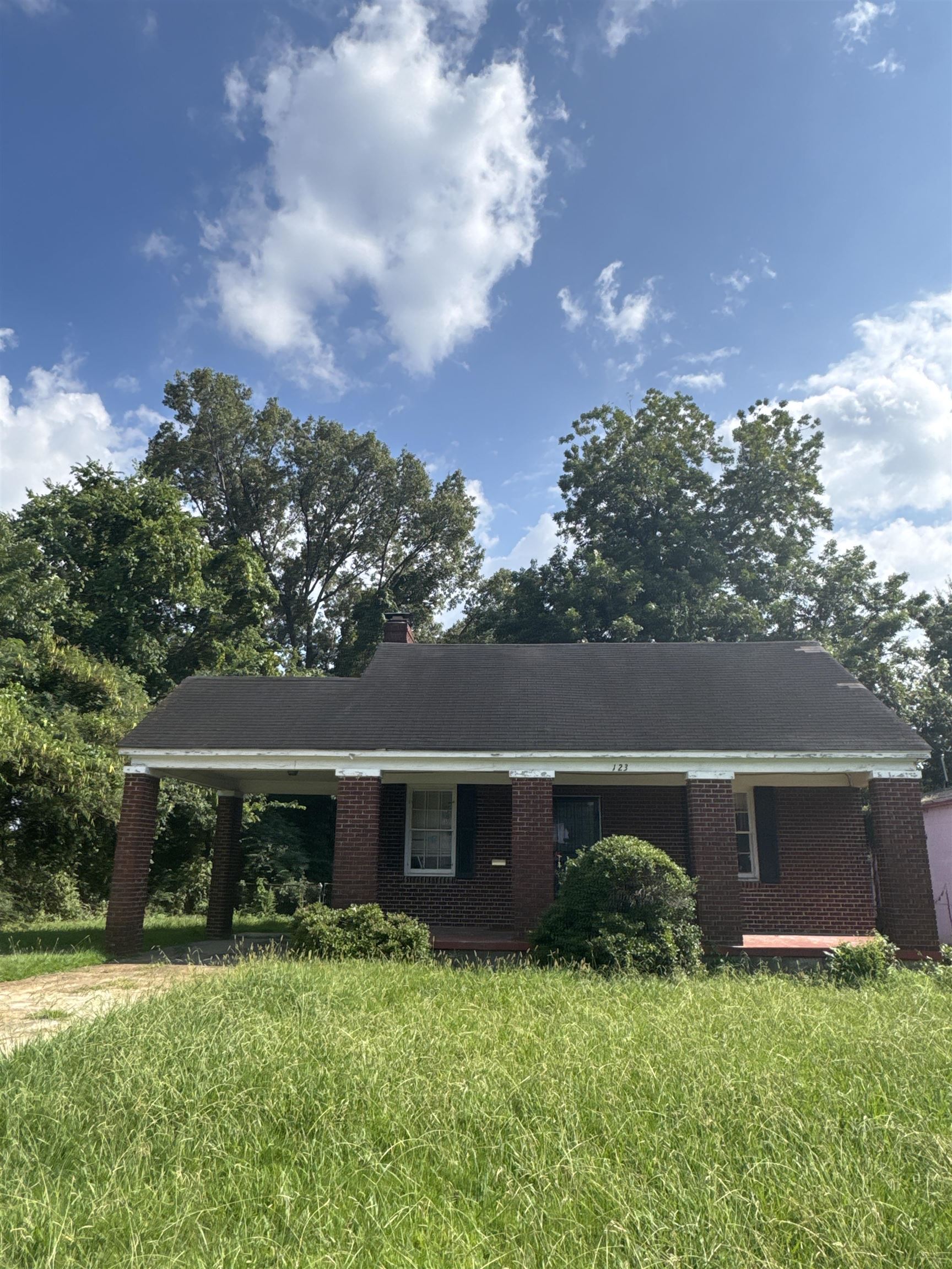 123 S Parkway Ave E Property Photo 1