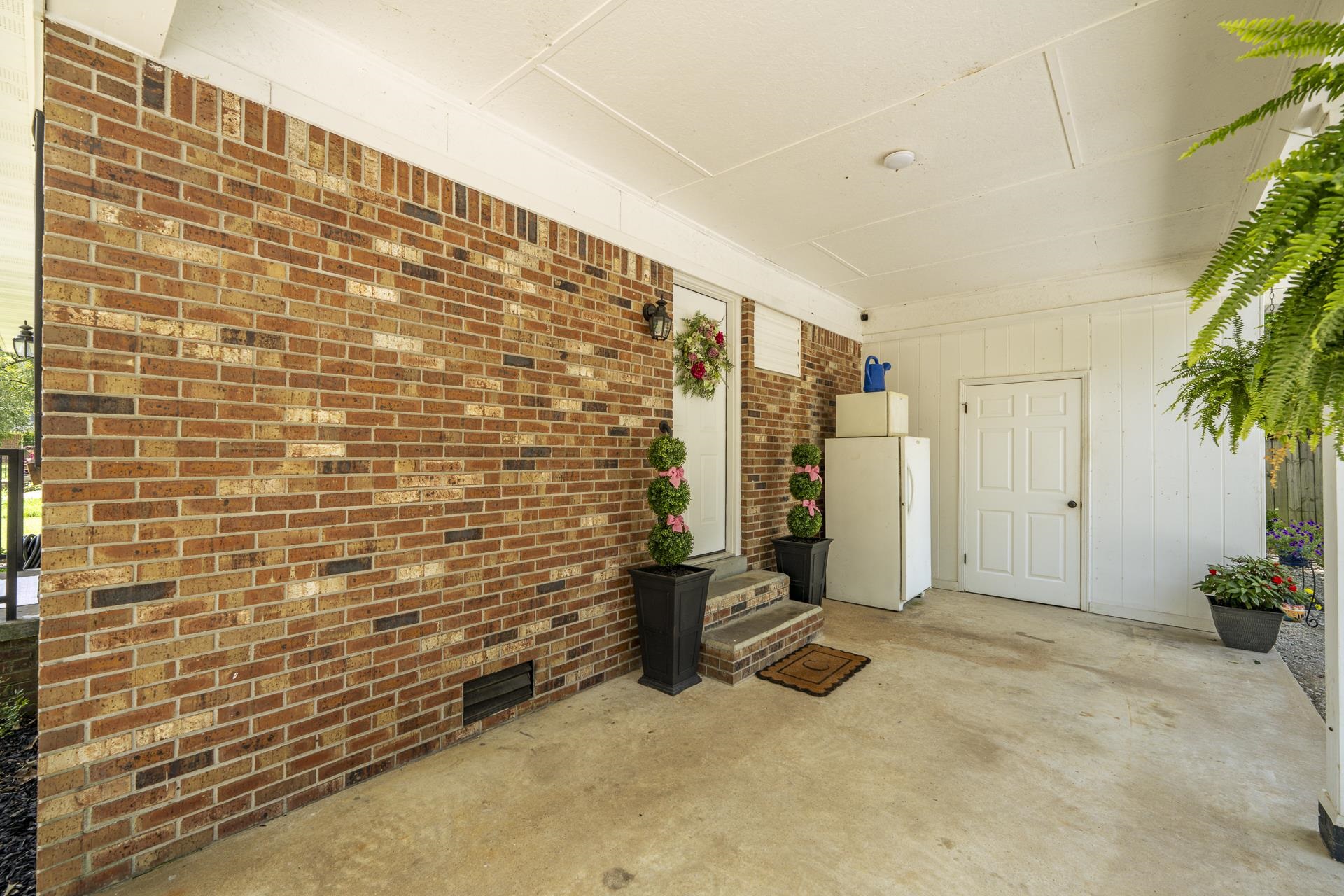 110 Lake Cir Property Photo 6