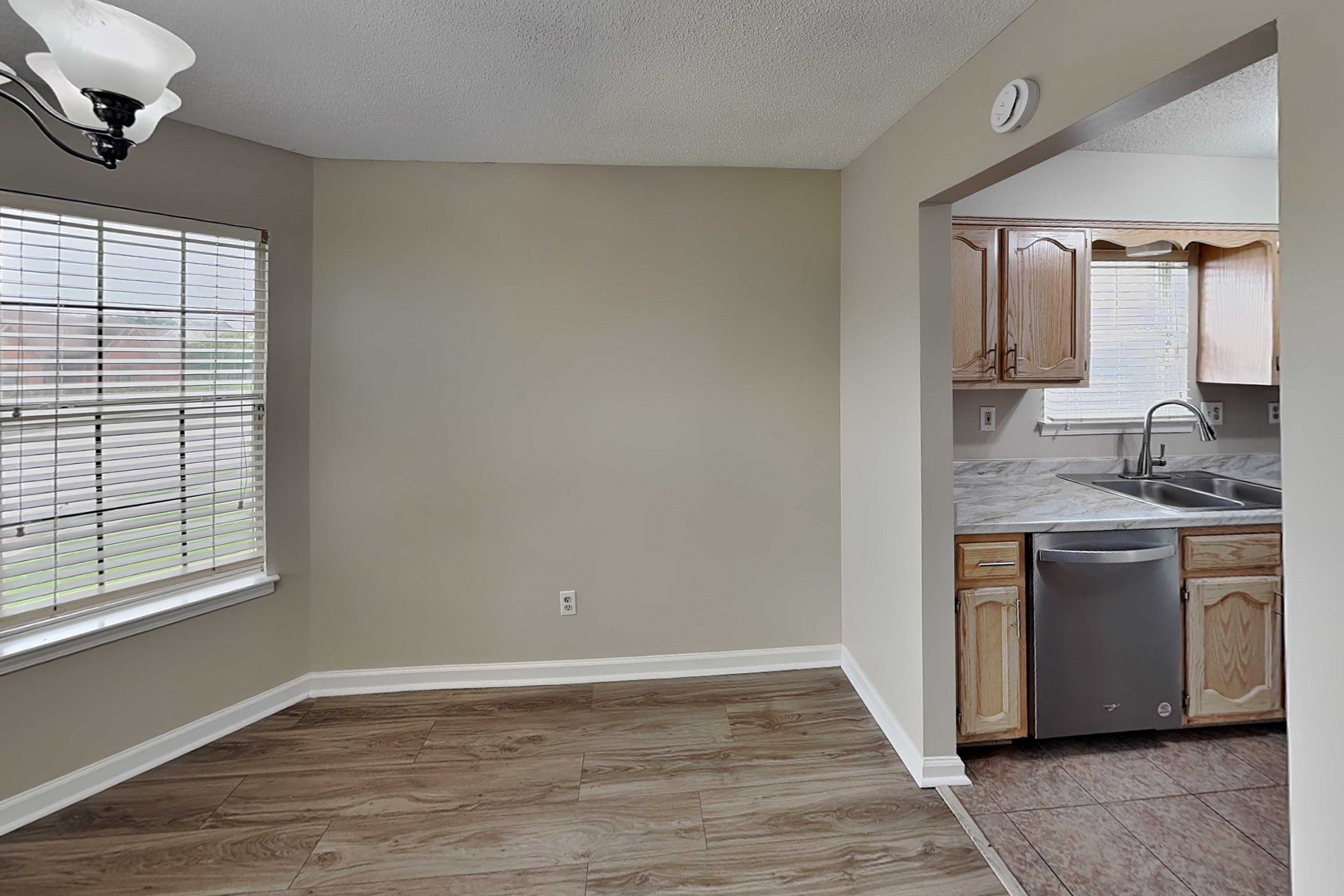 1633 Dexter Ln Property Photo 4