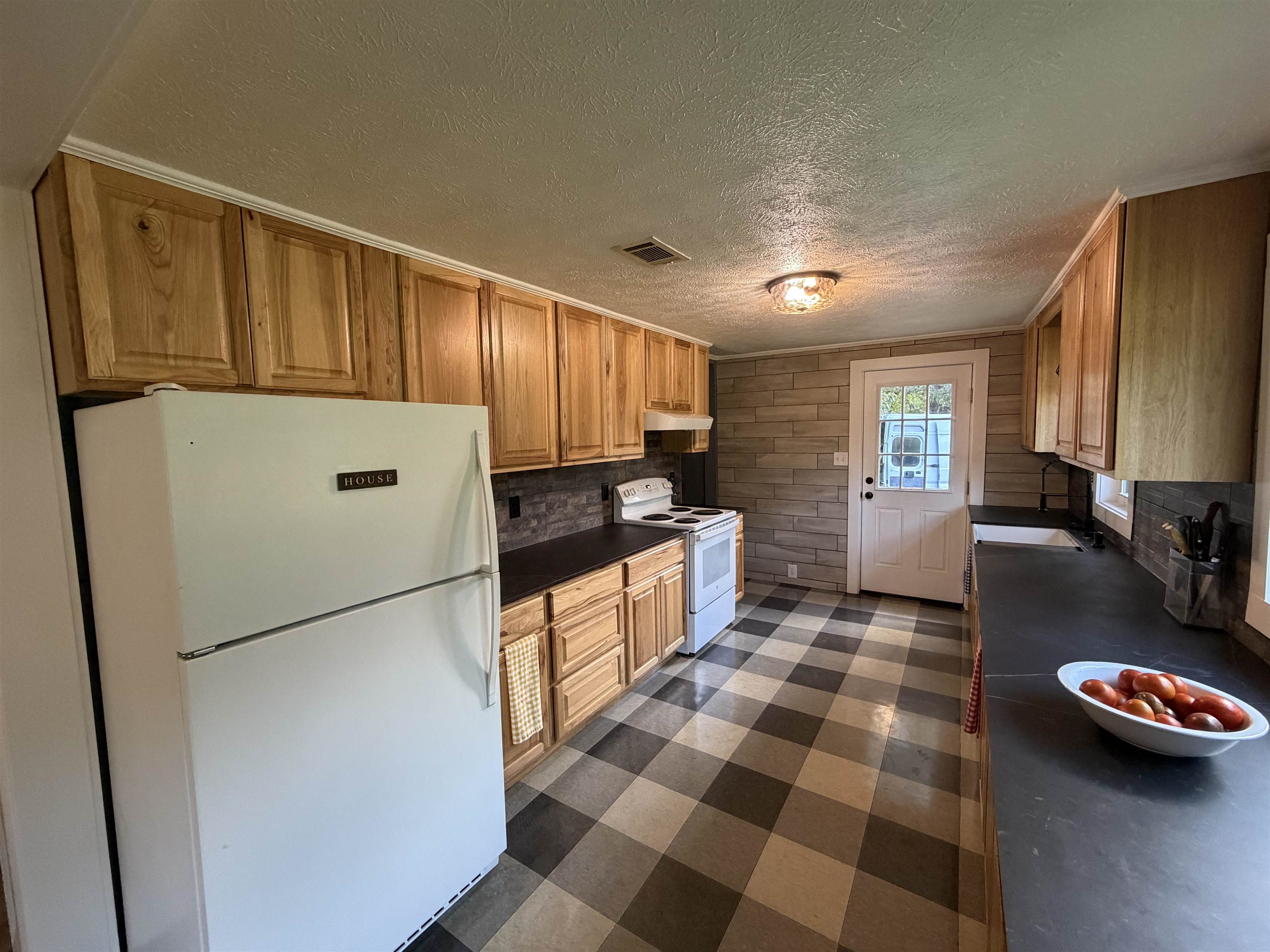 4190 Henderson Rd Property Photo 6