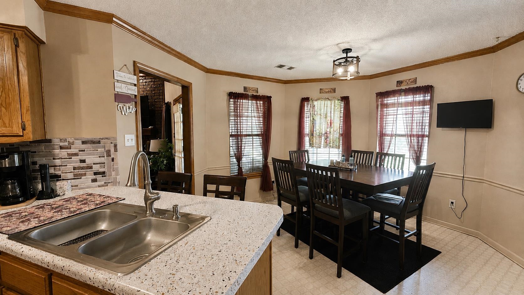 6652 Boylston Dr Property Photo 8