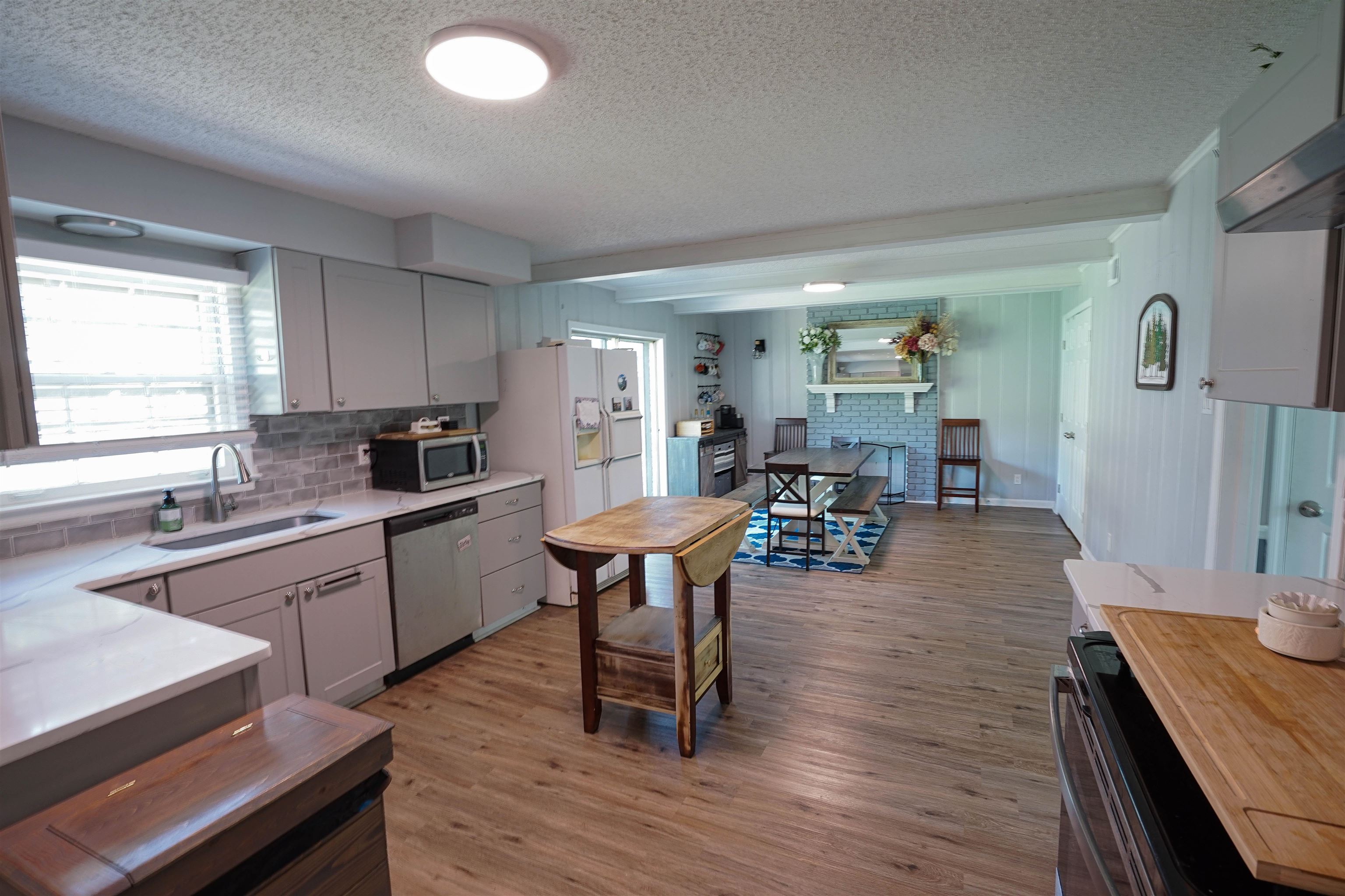 1185 Wheaton St Property Photo 2