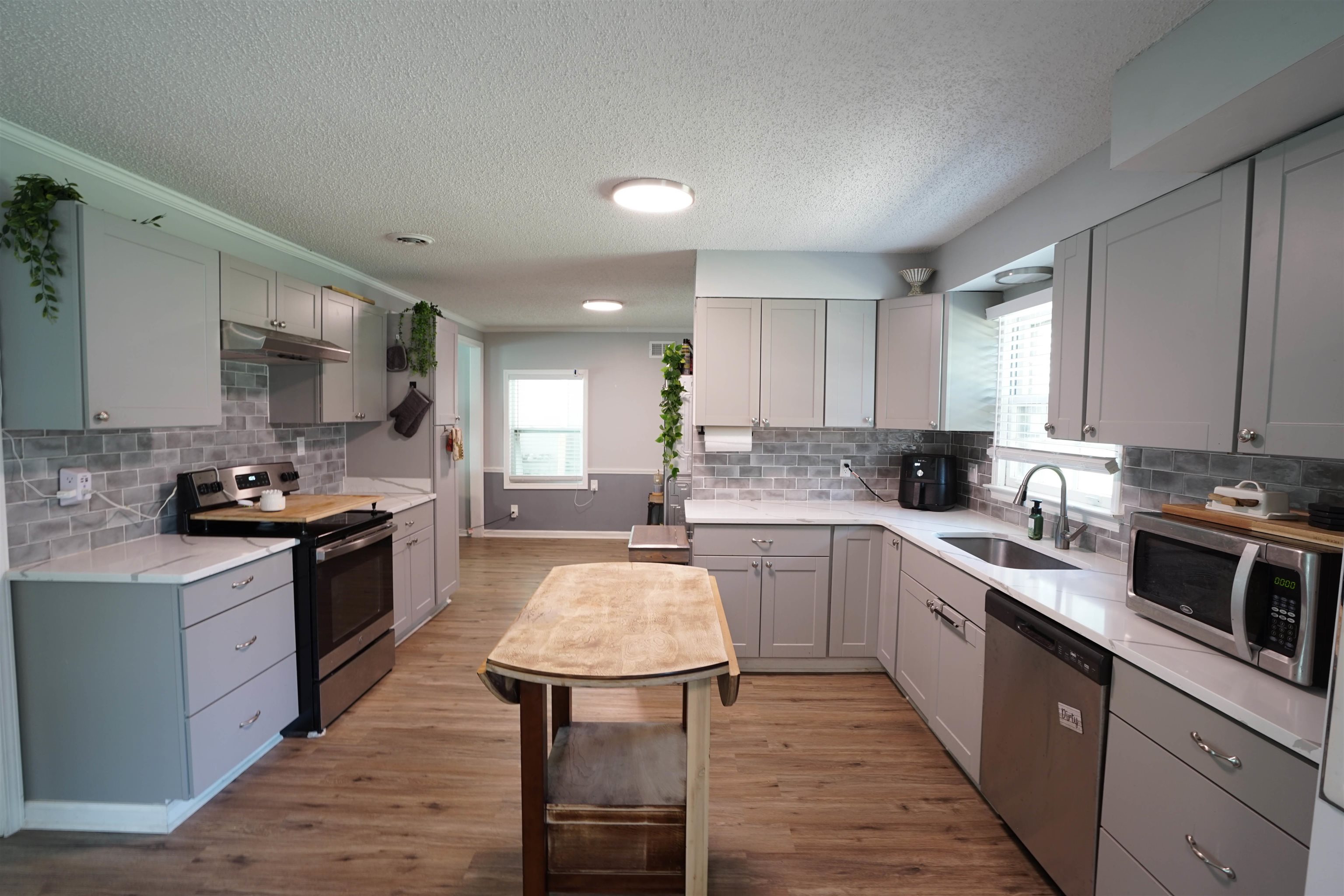 1185 Wheaton St Property Photo 3