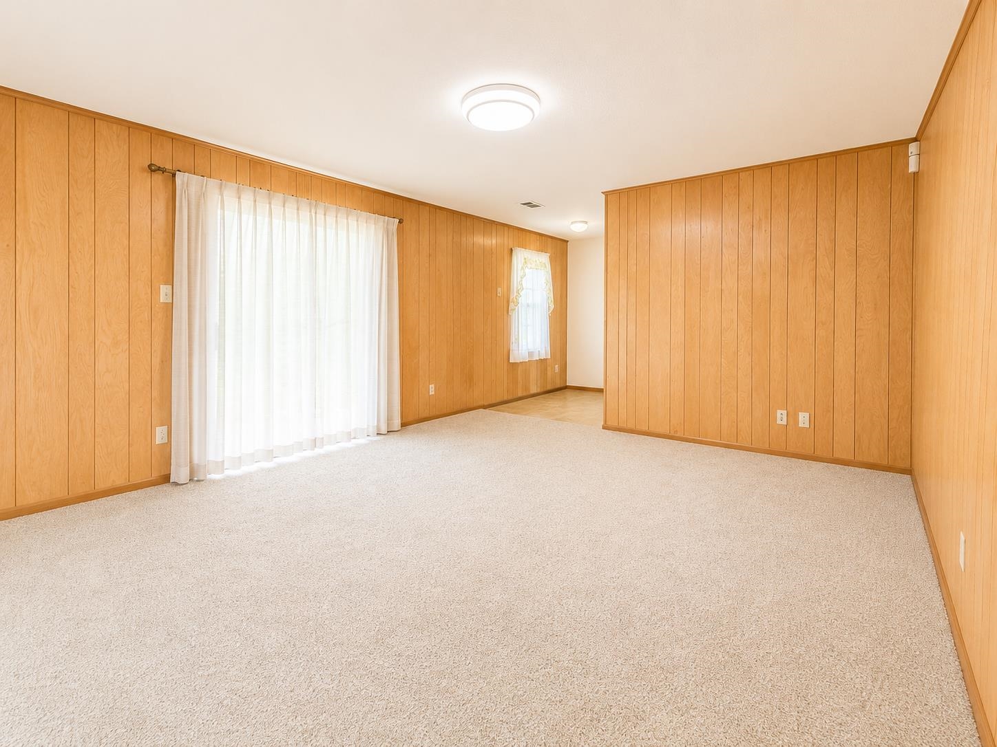 5585 Santa Barbara St Property Photo 8