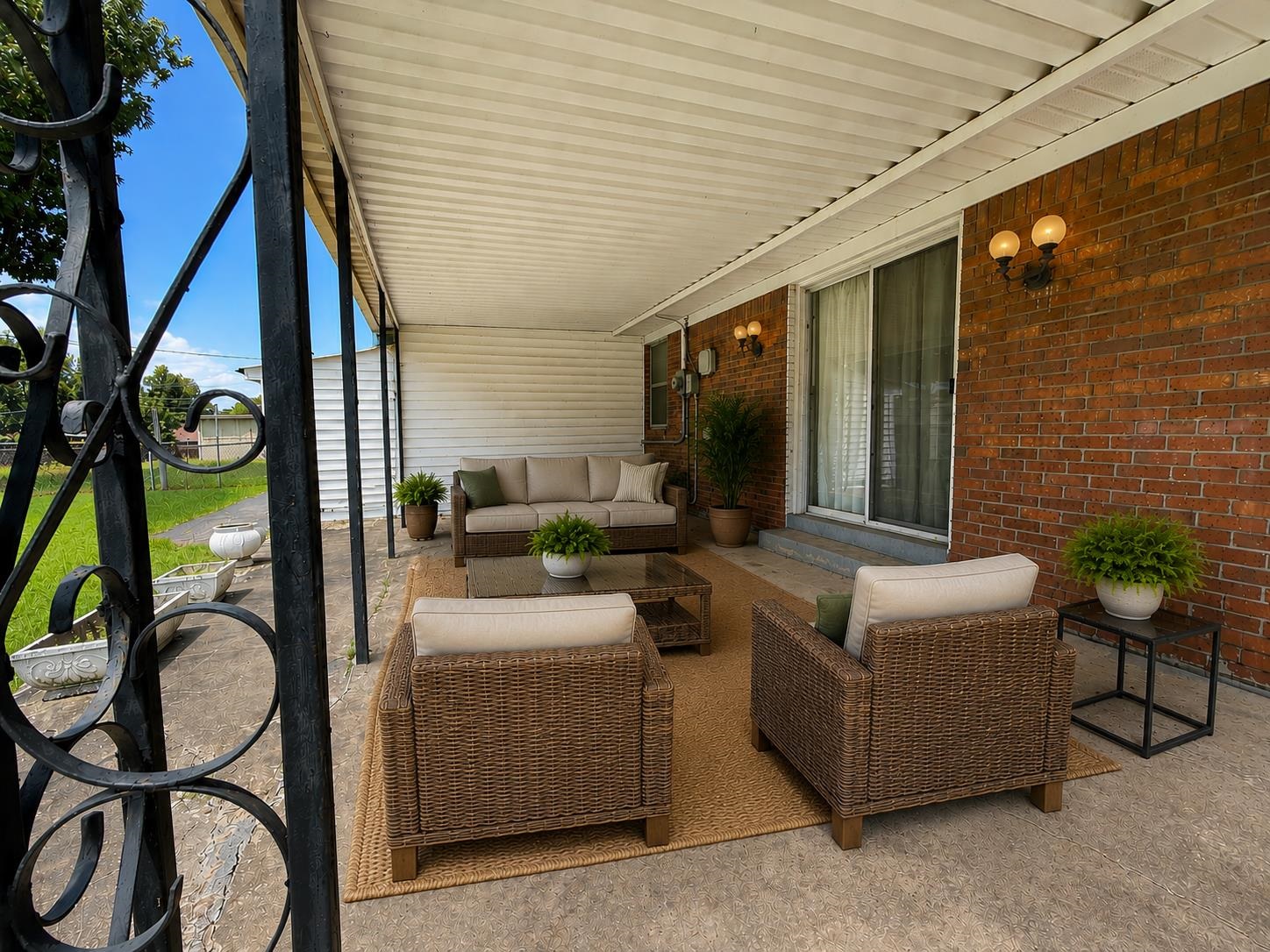 5585 Santa Barbara St Property Photo 24