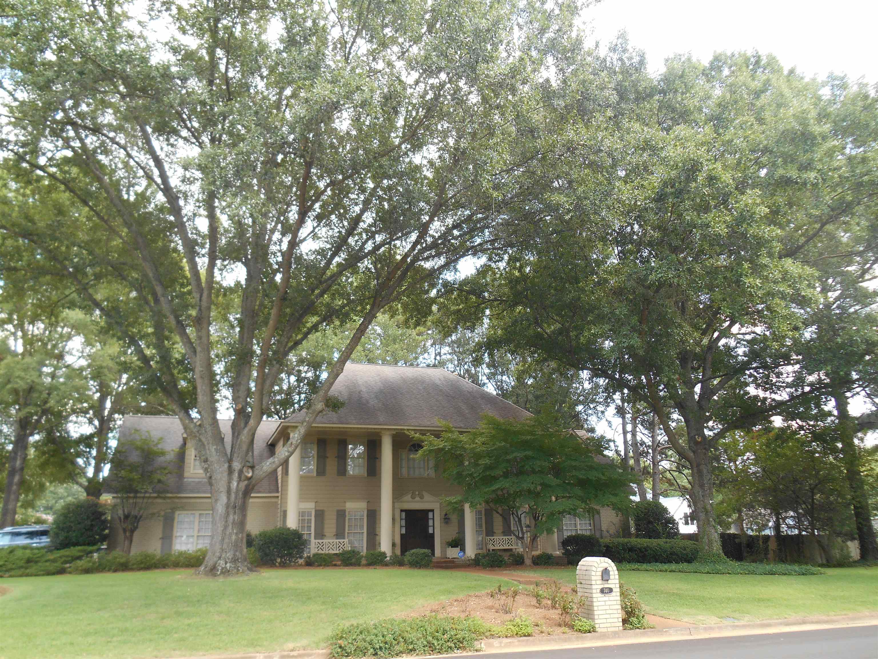 740 ROLLING OAKS LN Property Photo 1