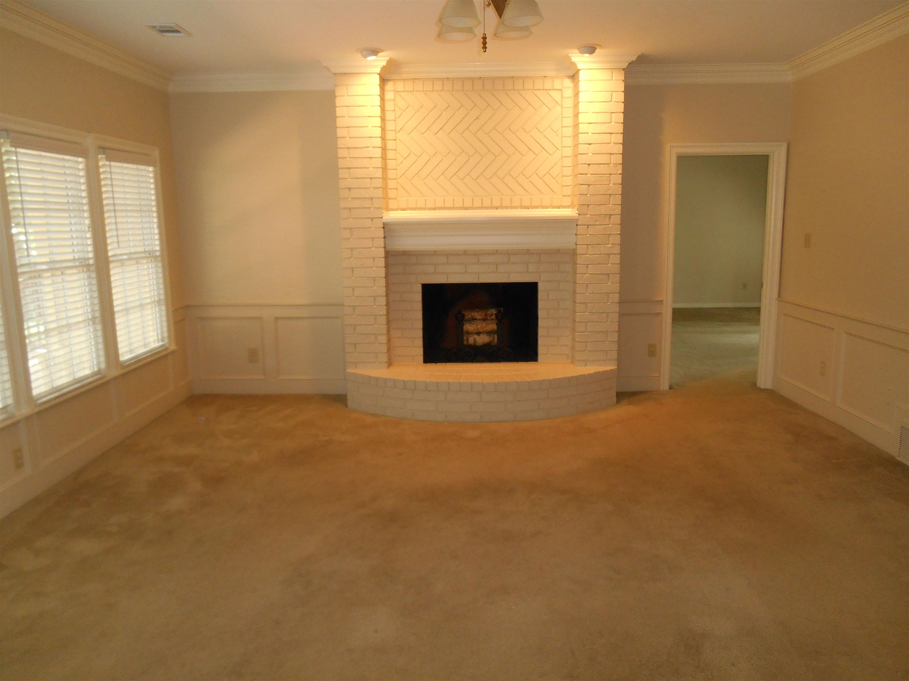 740 Rolling Oaks Ln Property Photo 2