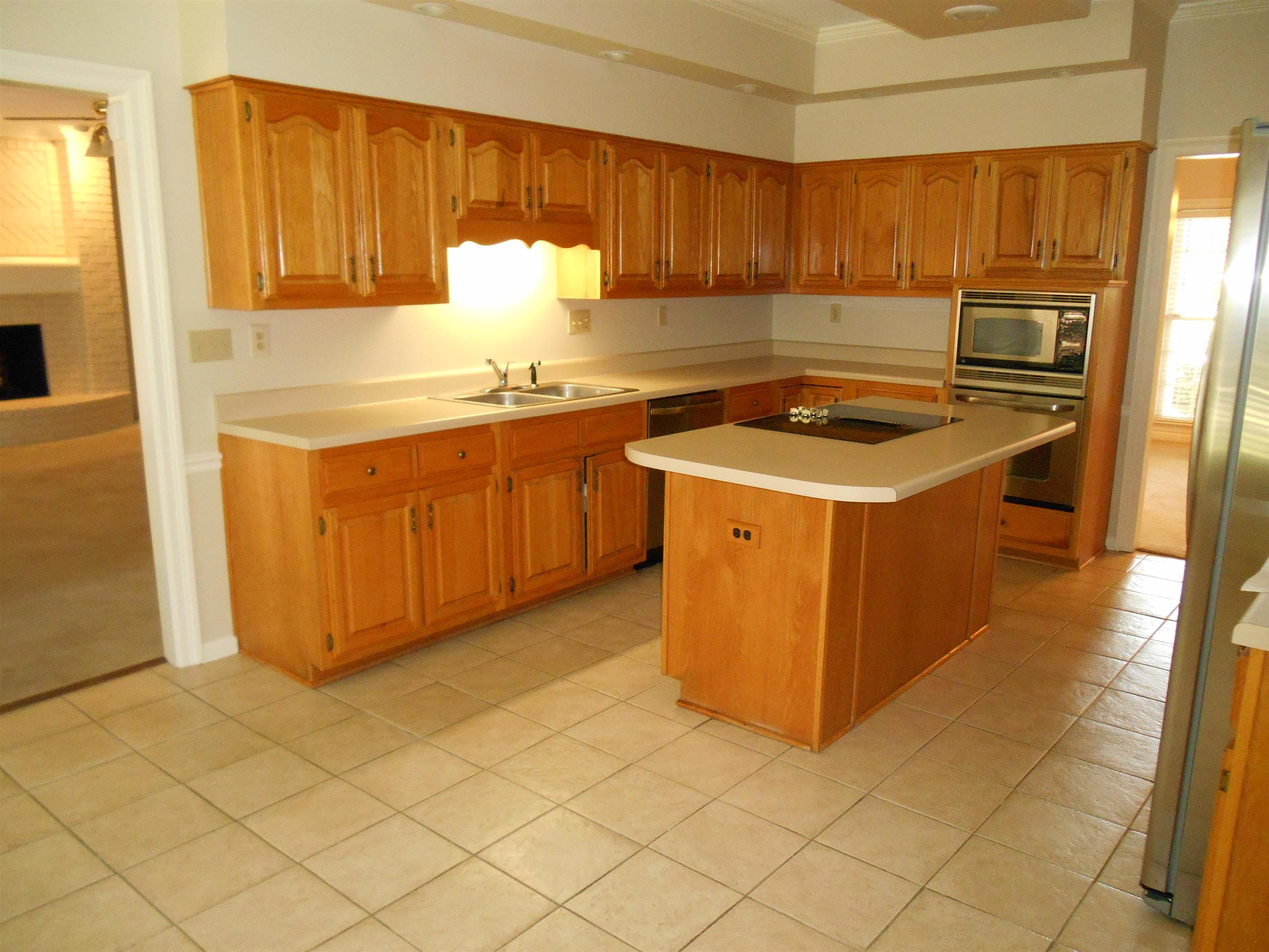 740 Rolling Oaks Ln Property Photo 3