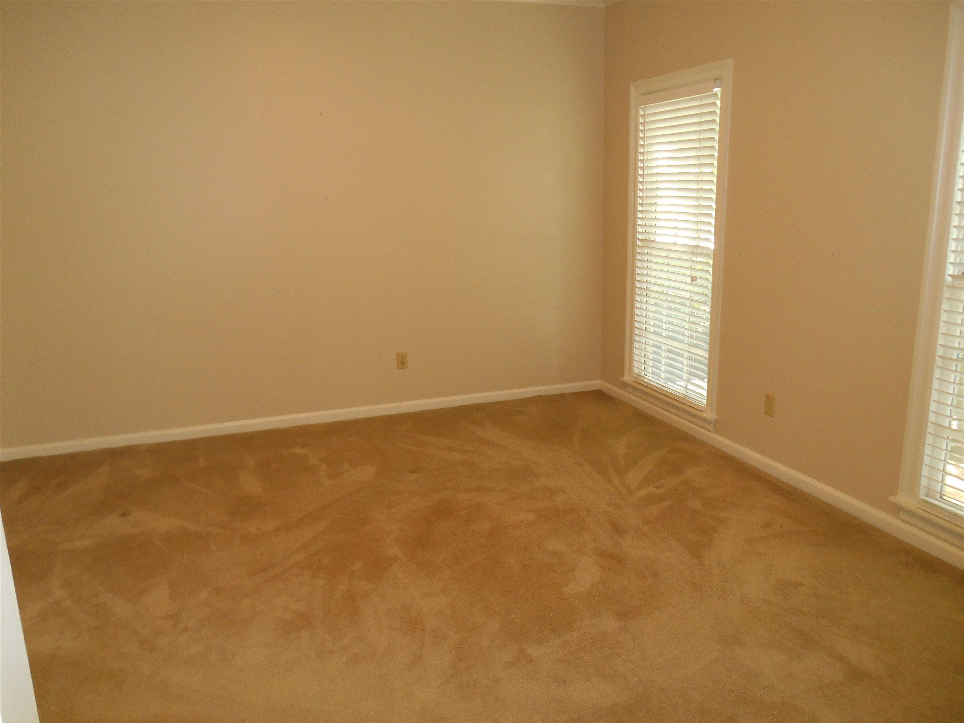 740 Rolling Oaks Ln Property Photo 9