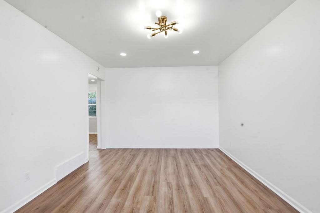 1304 Winfield Rd Property Photo 4
