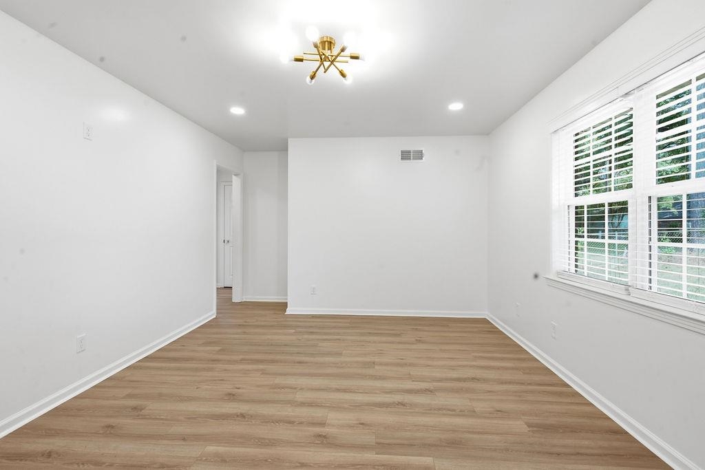 1304 Winfield Rd Property Photo 6