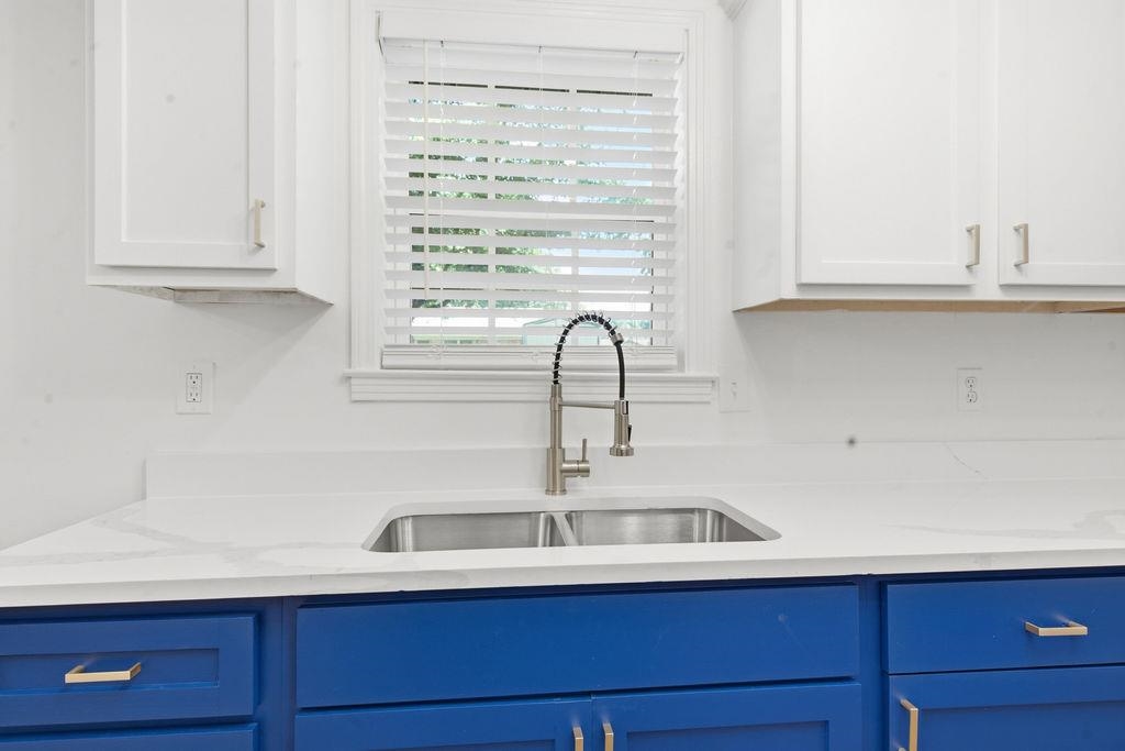 1304 Winfield Rd Property Photo 8