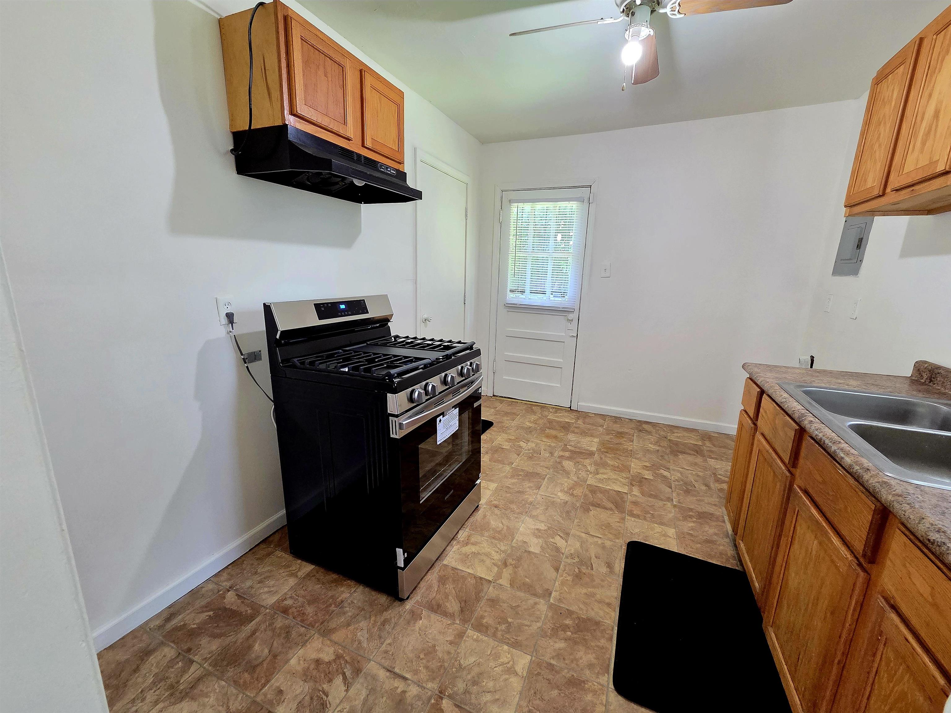 1458 Stevenson St Property Photo 5