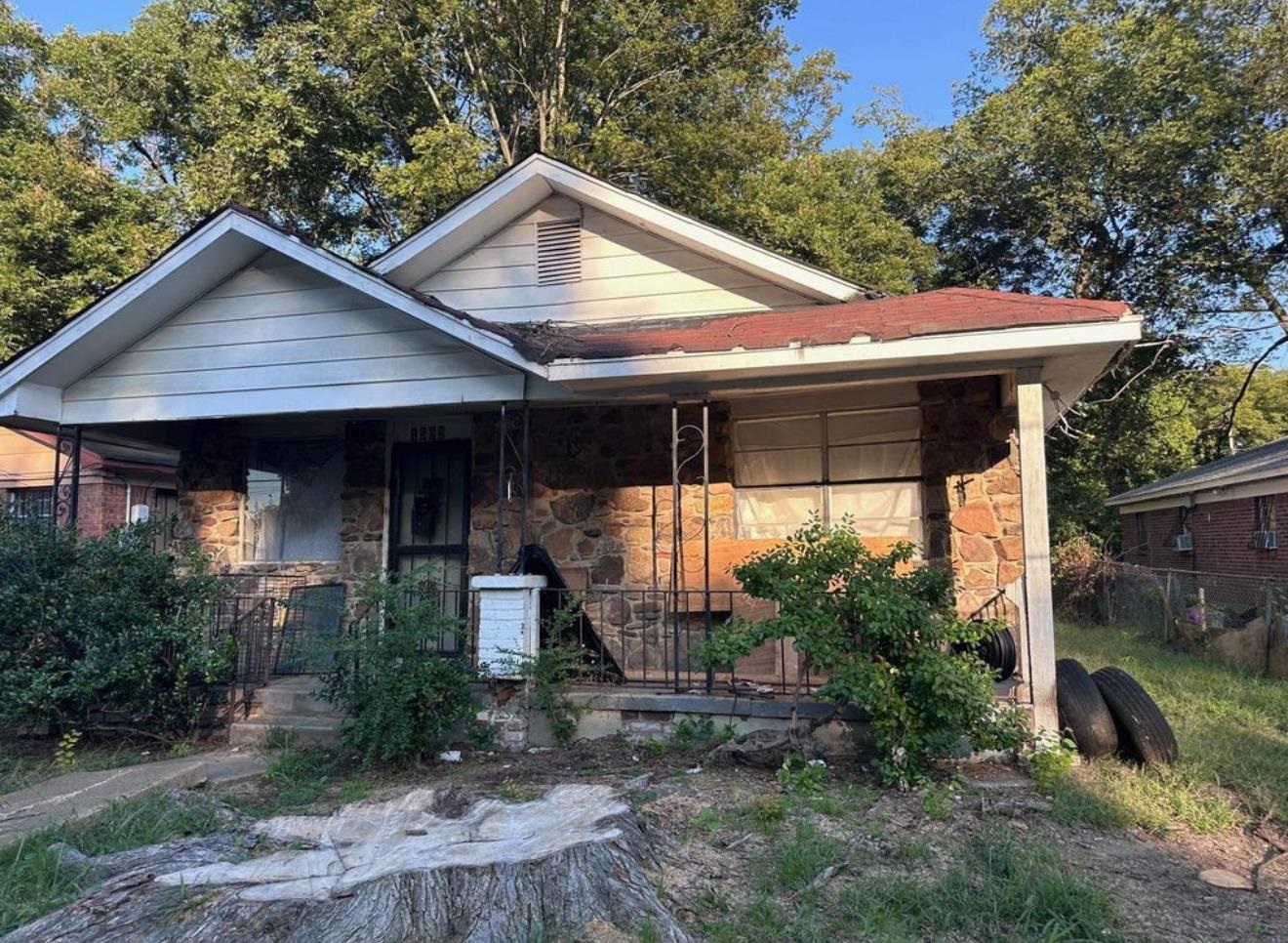 1592 SYDNEY ST Property Photo 1