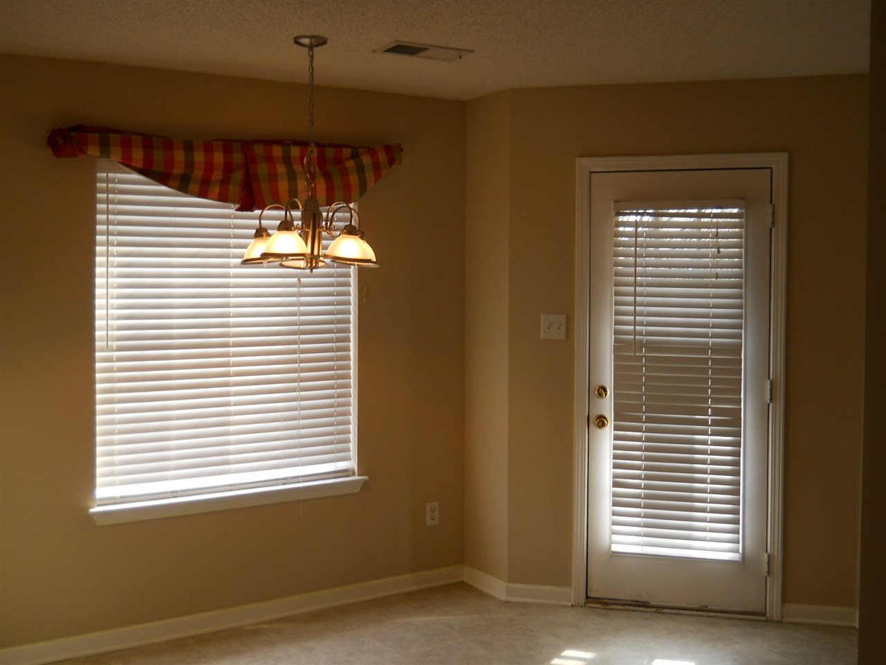 1098 Breezy Valley Dr Property Photo 4