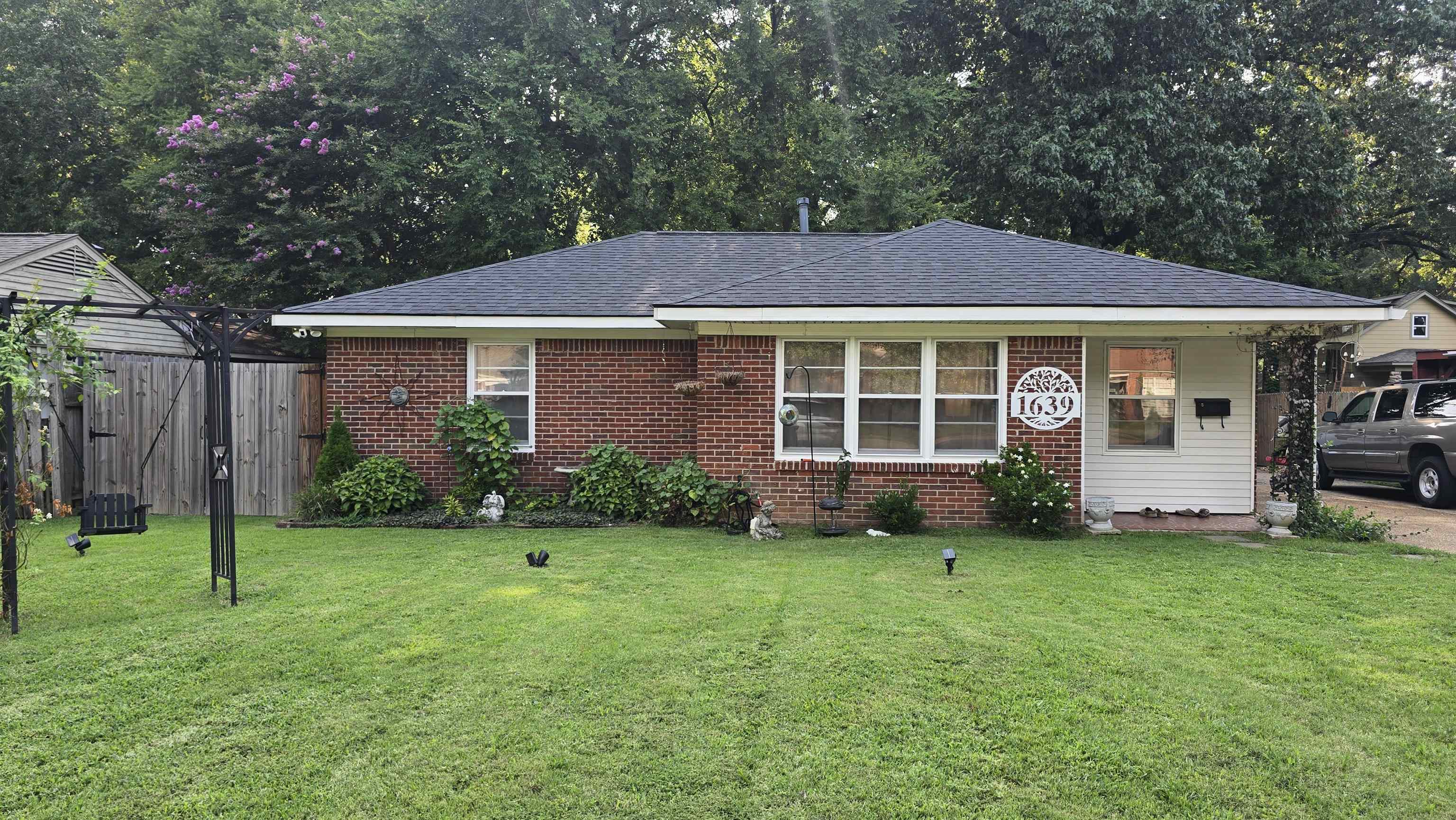 1639 Colonial Rd Property Photo 1