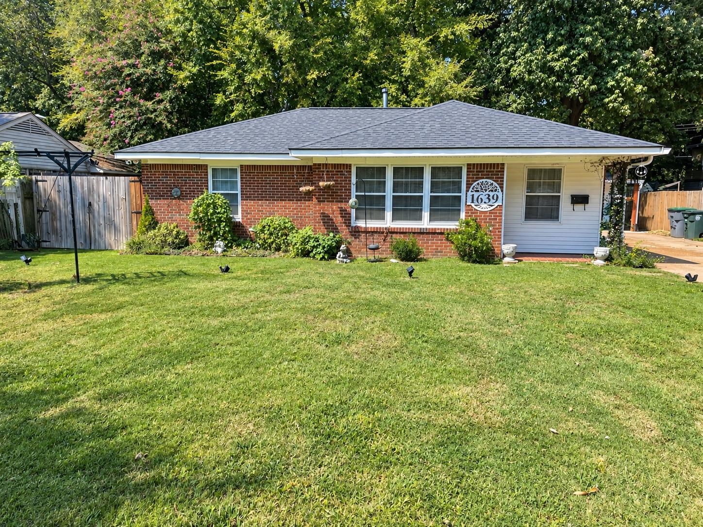 1639 Colonial Rd Property Photo 1
