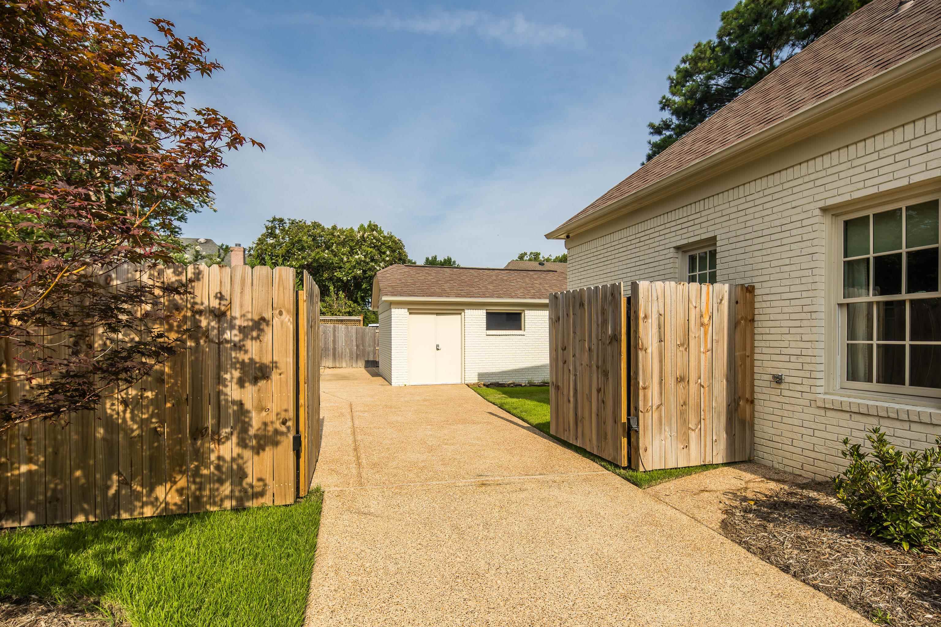 2043 Goodview Dr Property Photo 35
