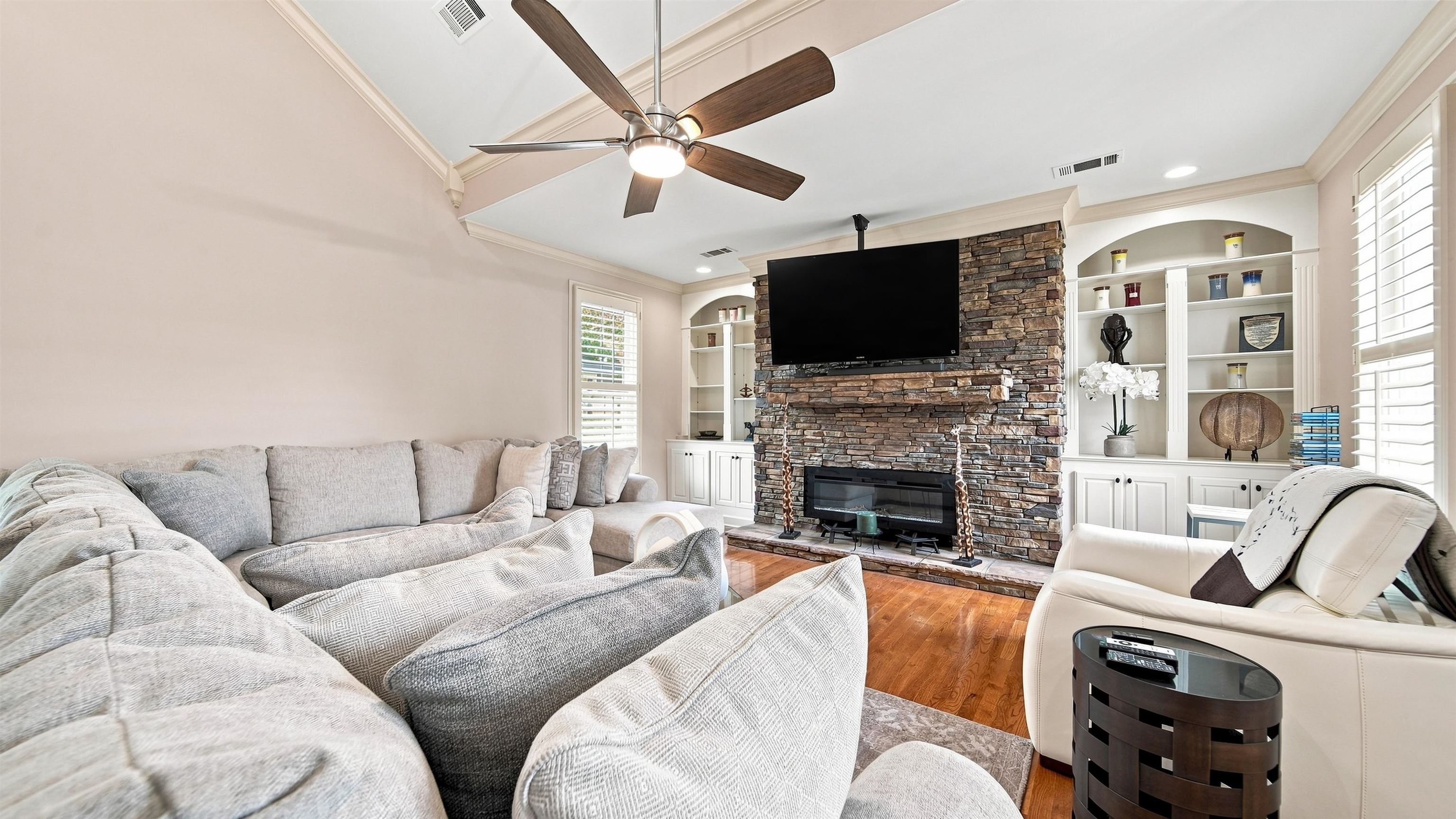 1596 Brackenshire Ln Property Photo 6
