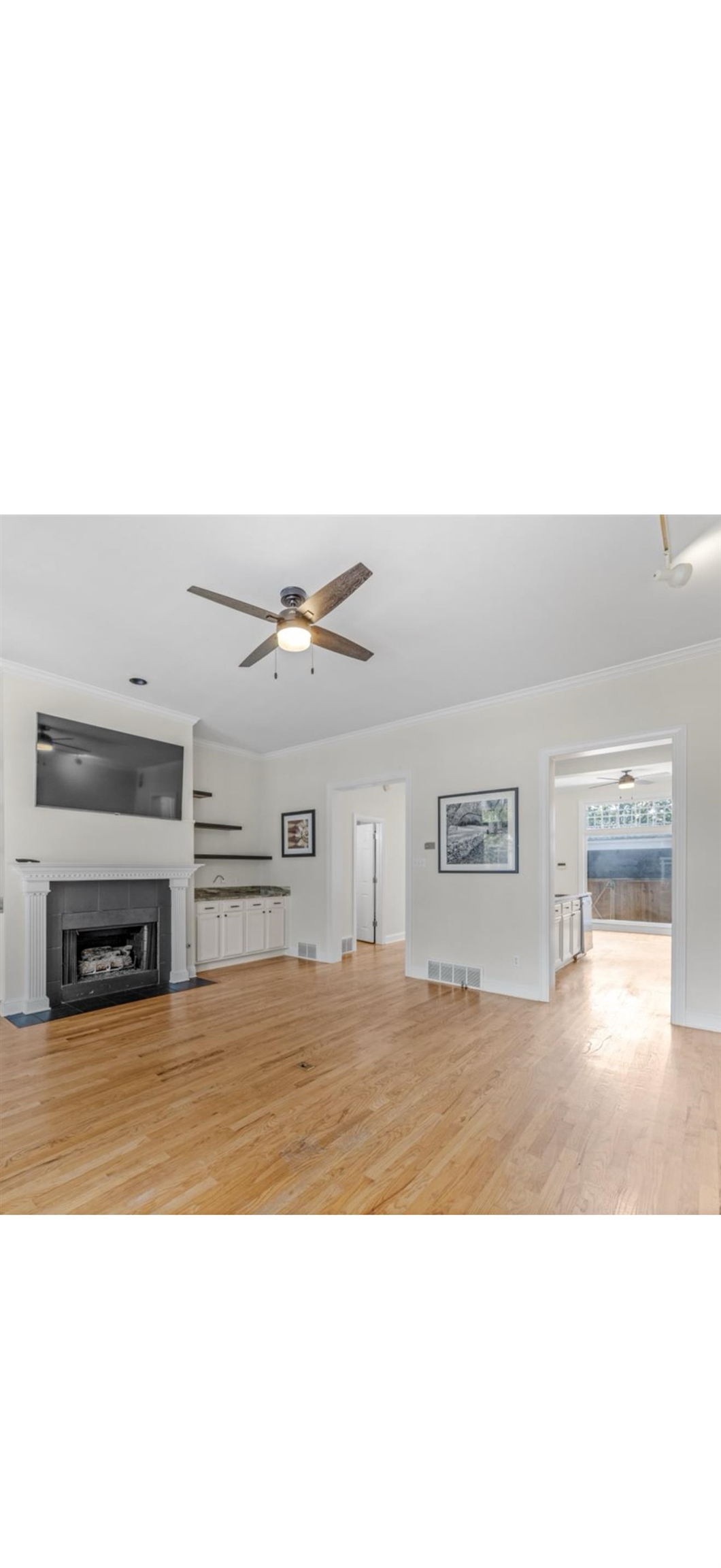 921 Harbor View Dr Property Photo 2