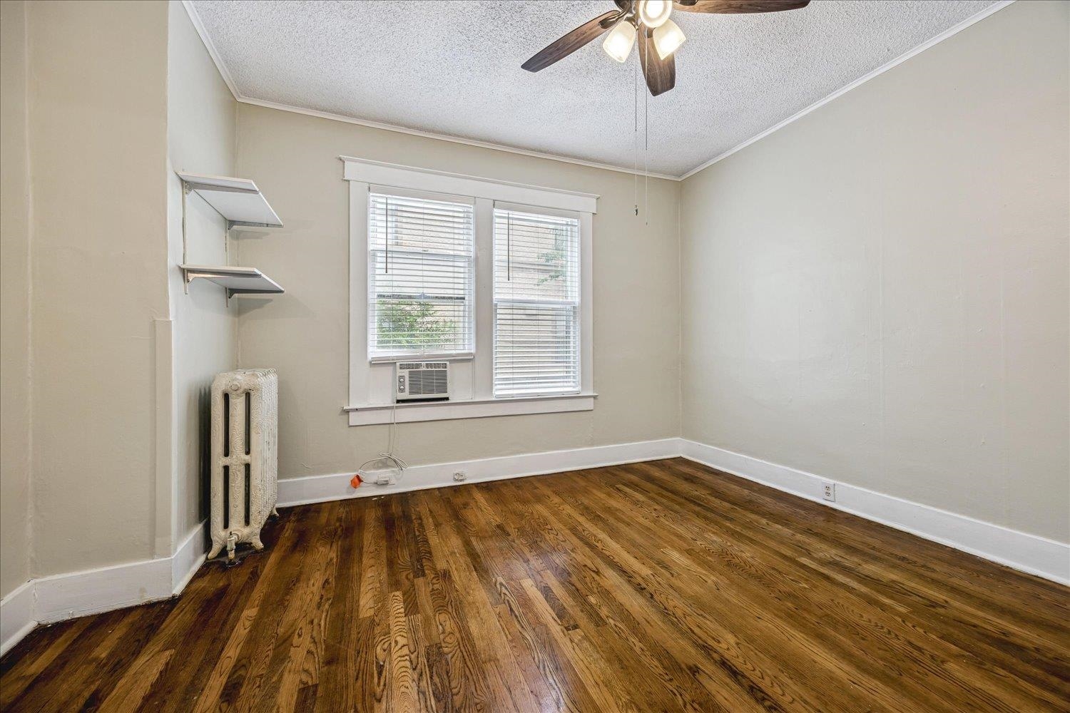 1901 Linden Ave Property Photo 8