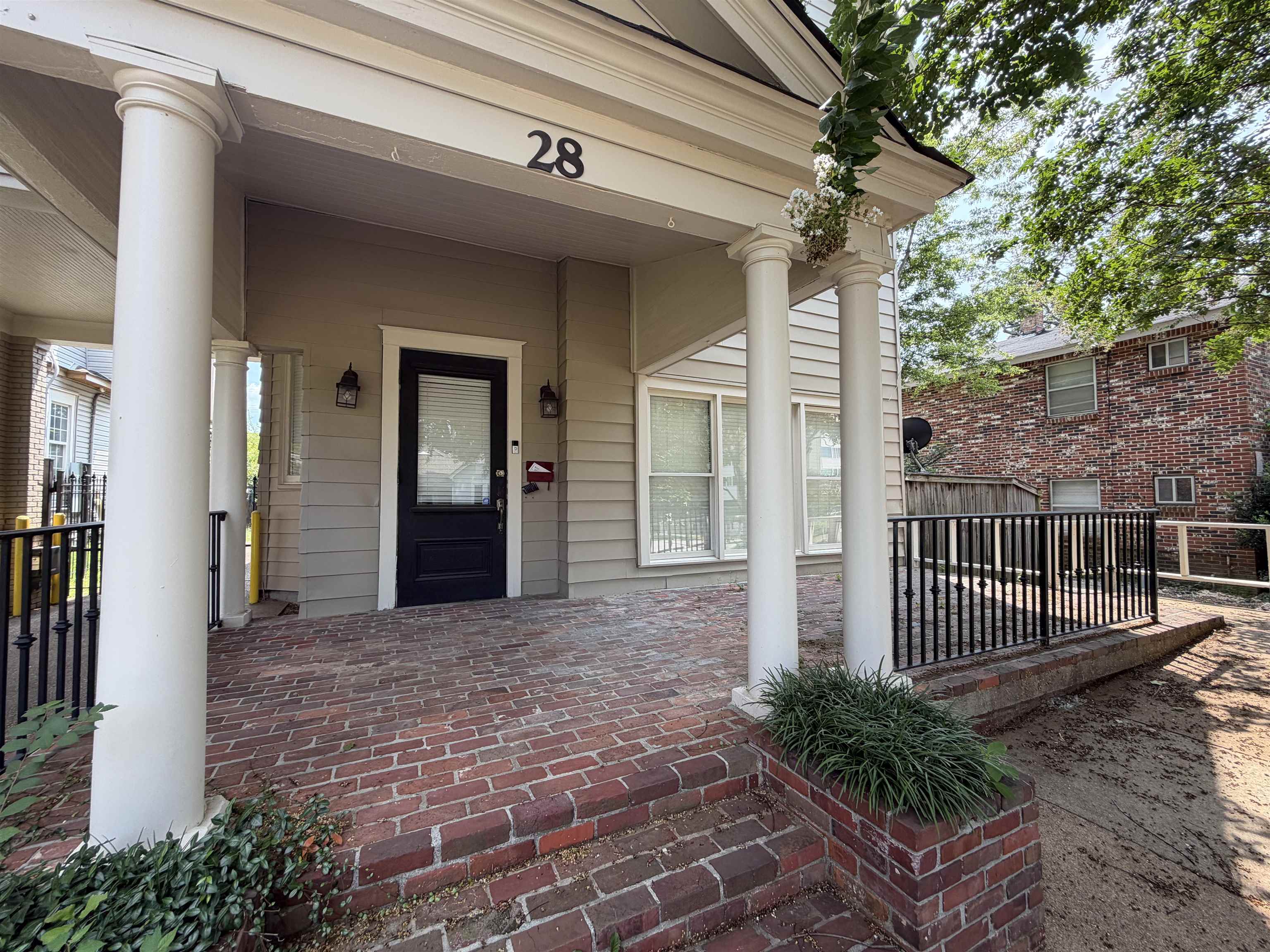 28 S Idlewild St Property Photo 4