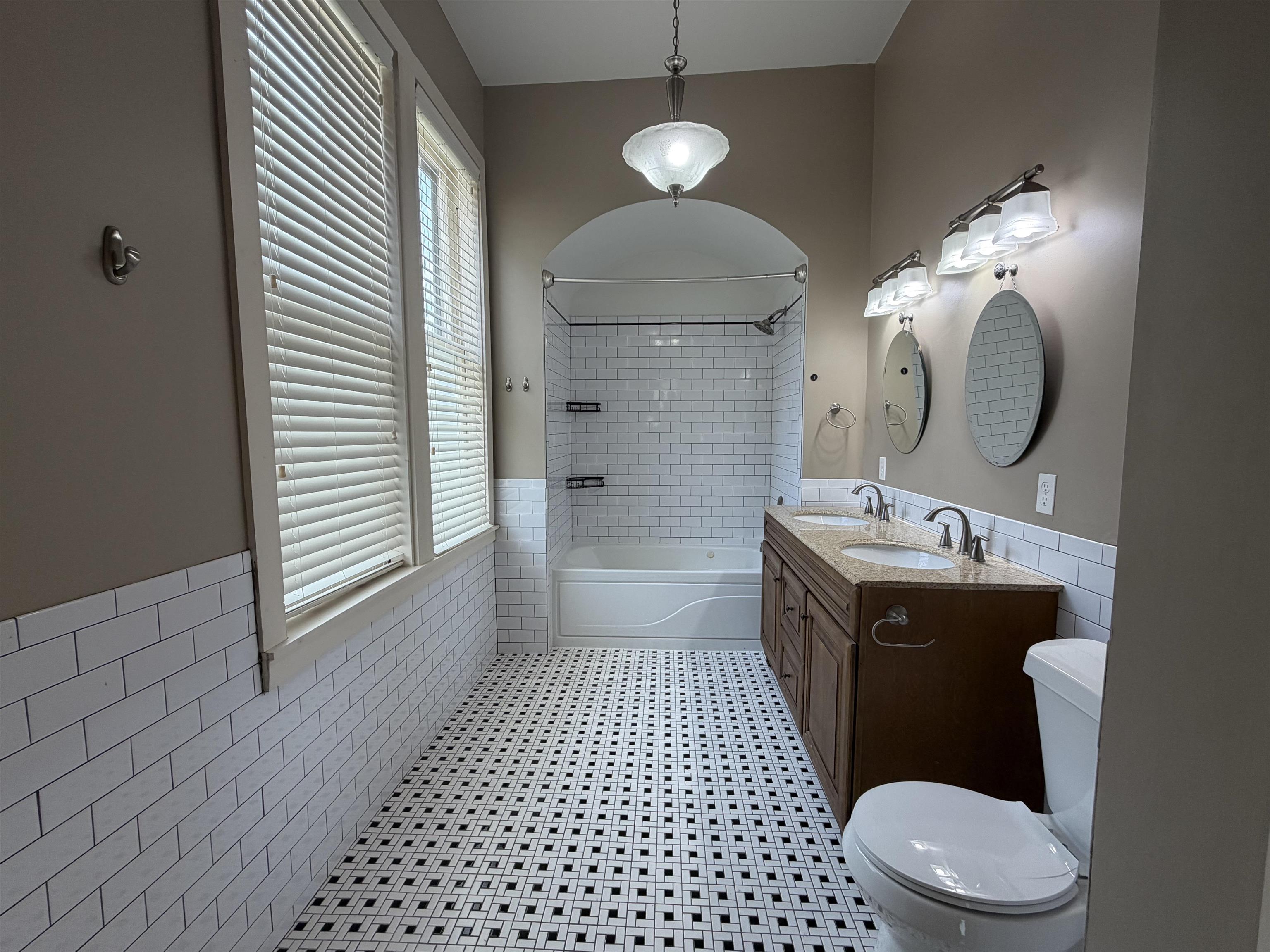 28 S Idlewild St Property Photo 19