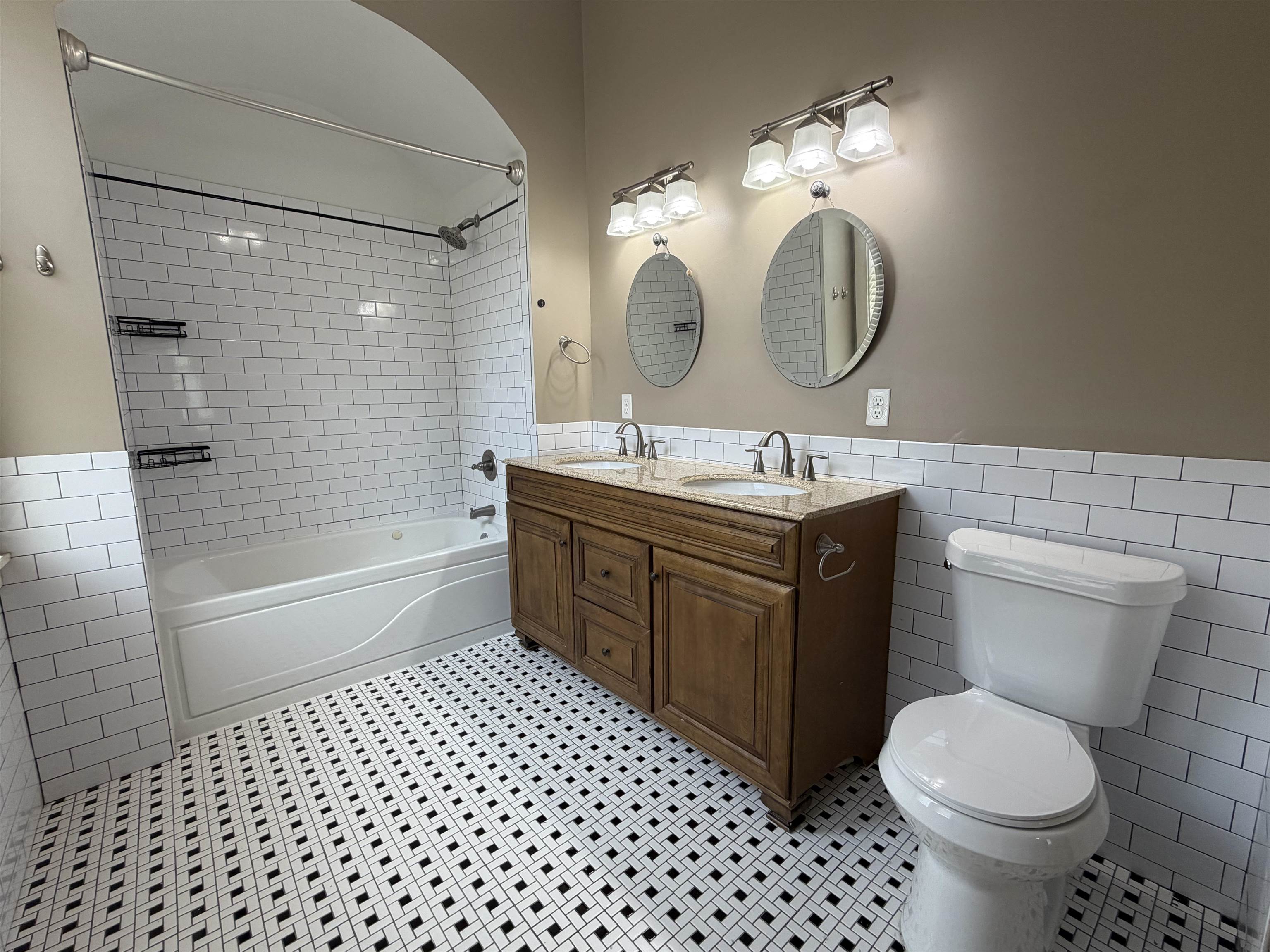 28 S Idlewild St Property Photo 20