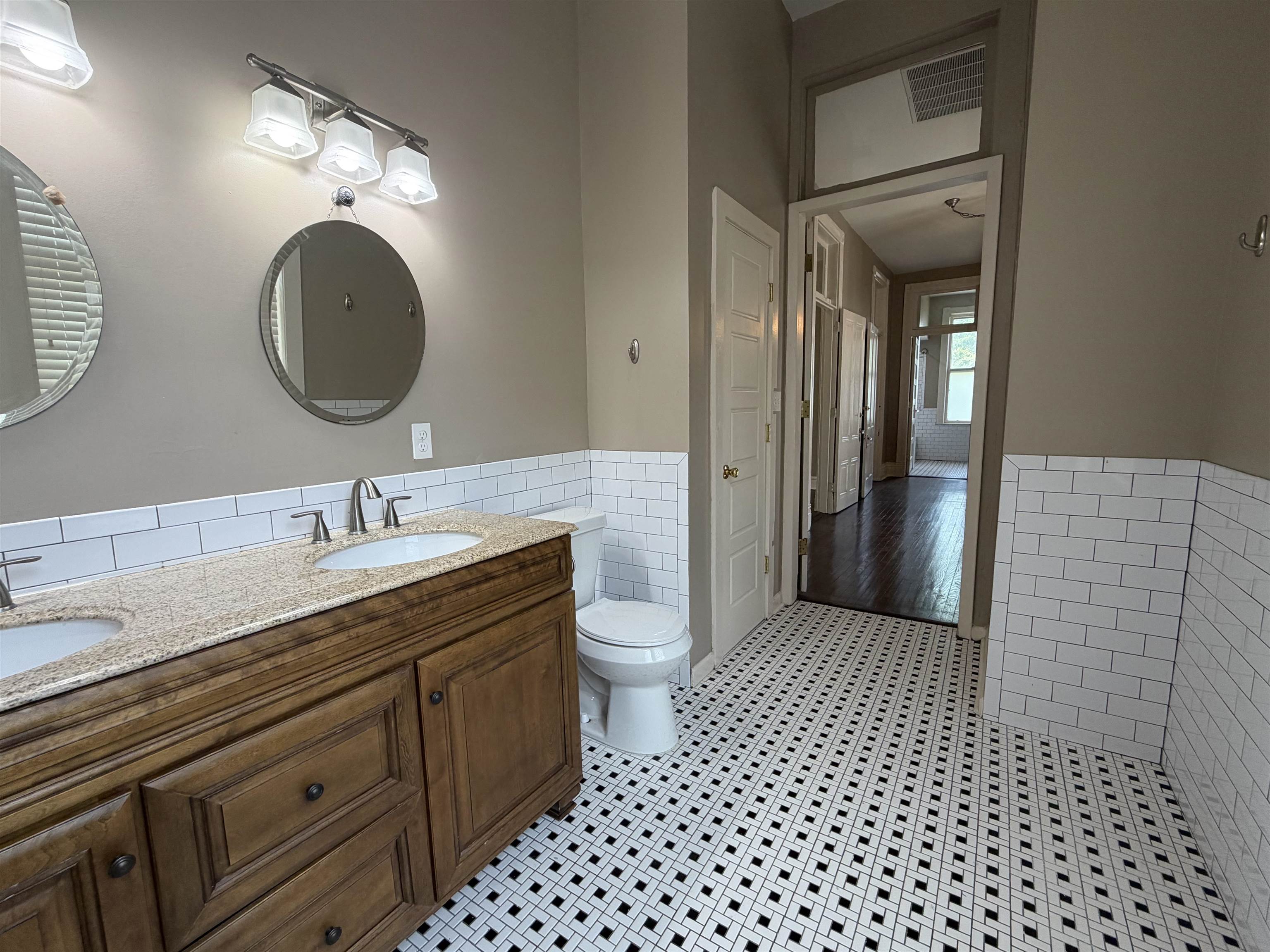 28 S Idlewild St Property Photo 21