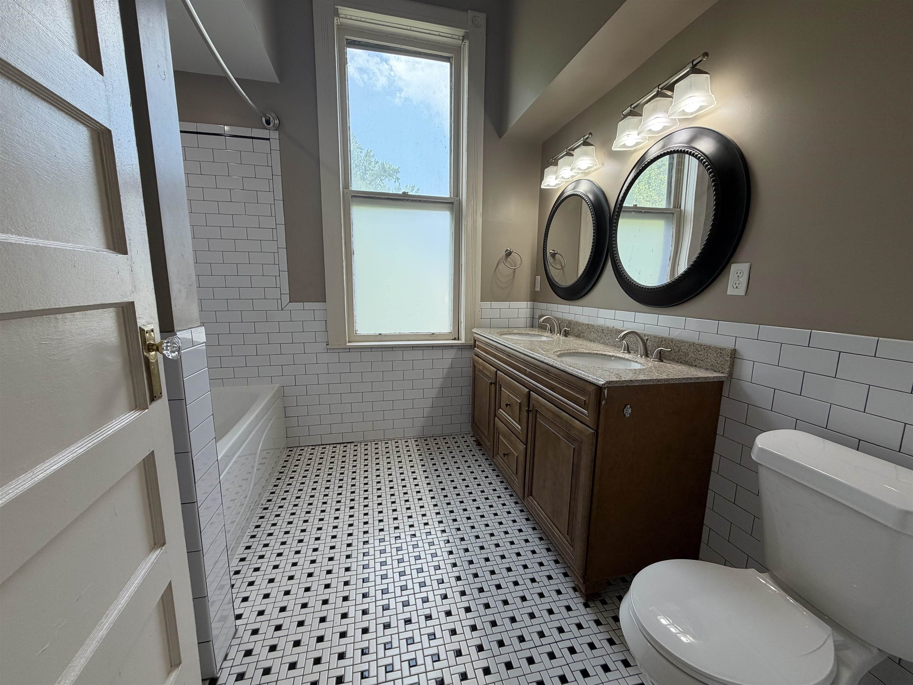 28 S Idlewild St Property Photo 25