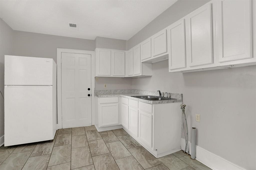 3088 Manhattan Ave Property Photo 10