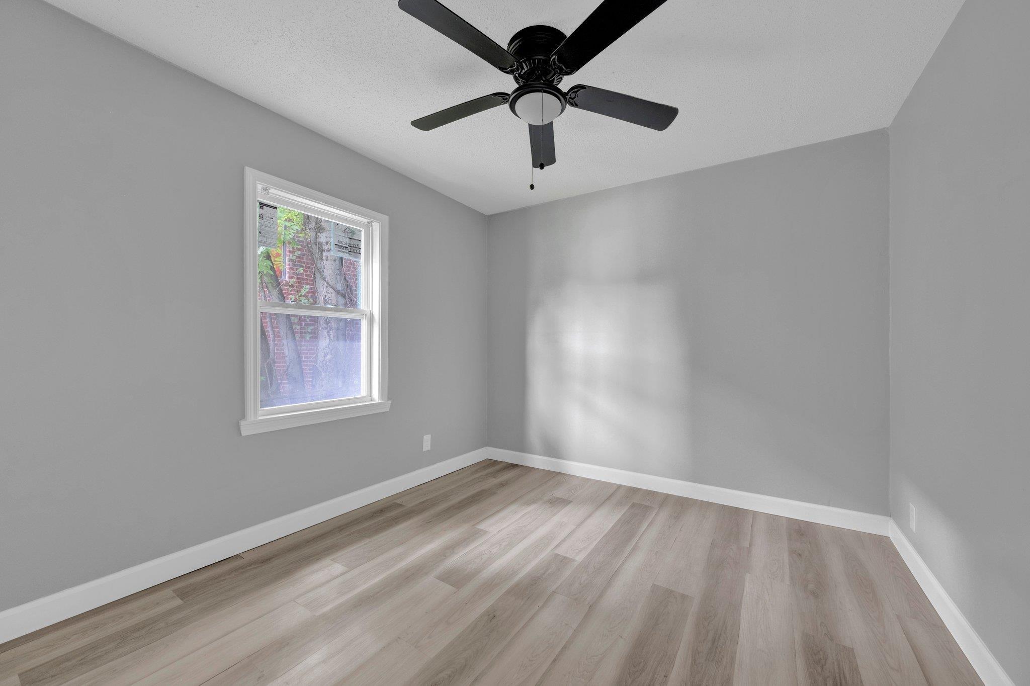 160 Silverage Ave Property Photo 9