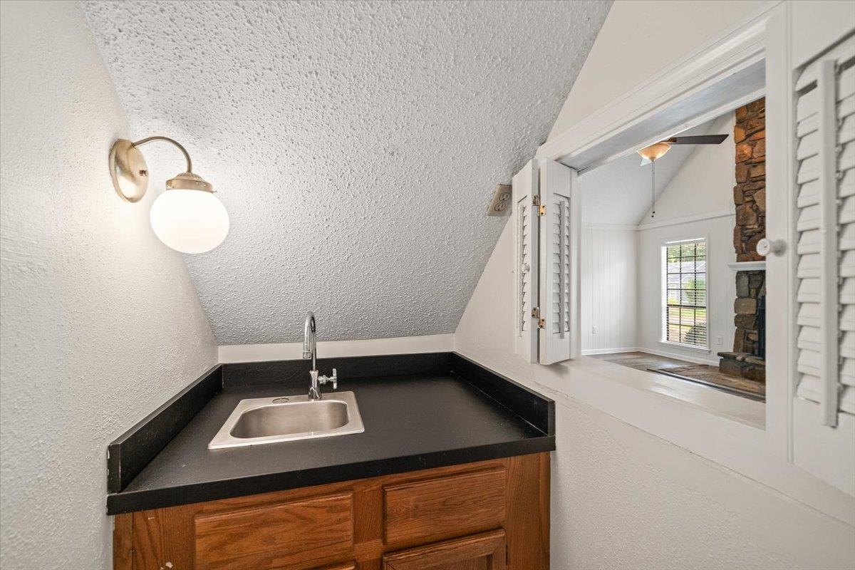 9161 Gainsborough Dr Property Photo 17