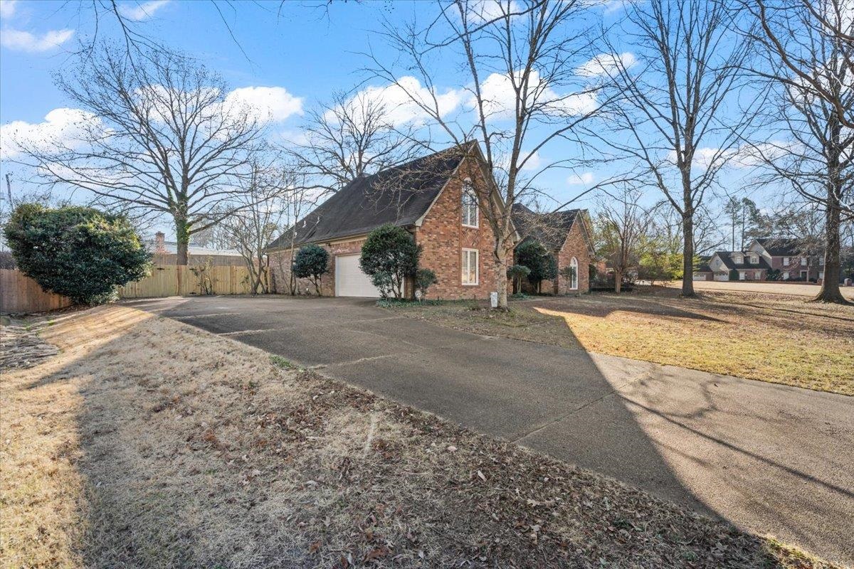 2174 Knoll Ln Property Photo 2