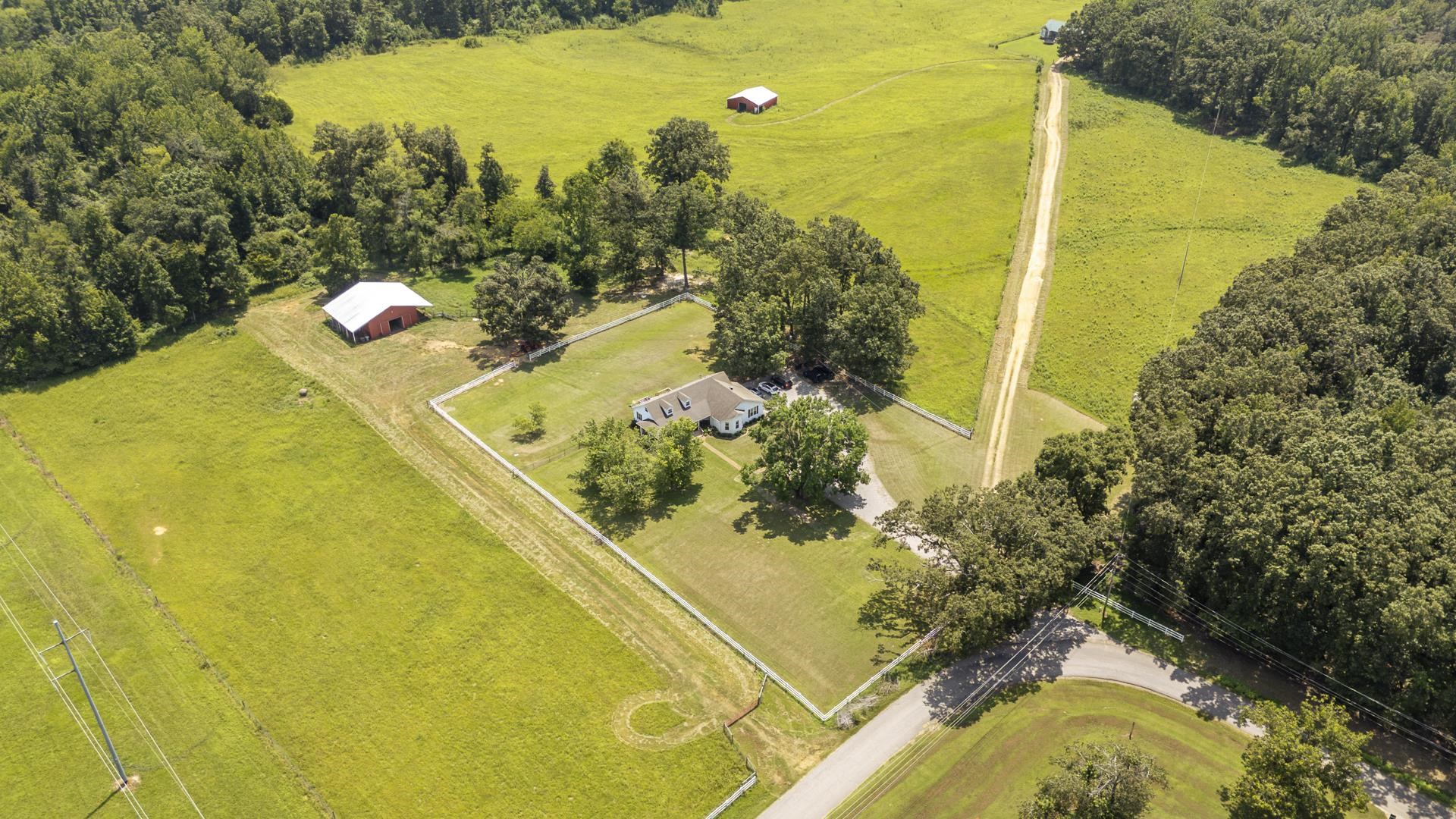 1725 Woods Rd Property Photo 3