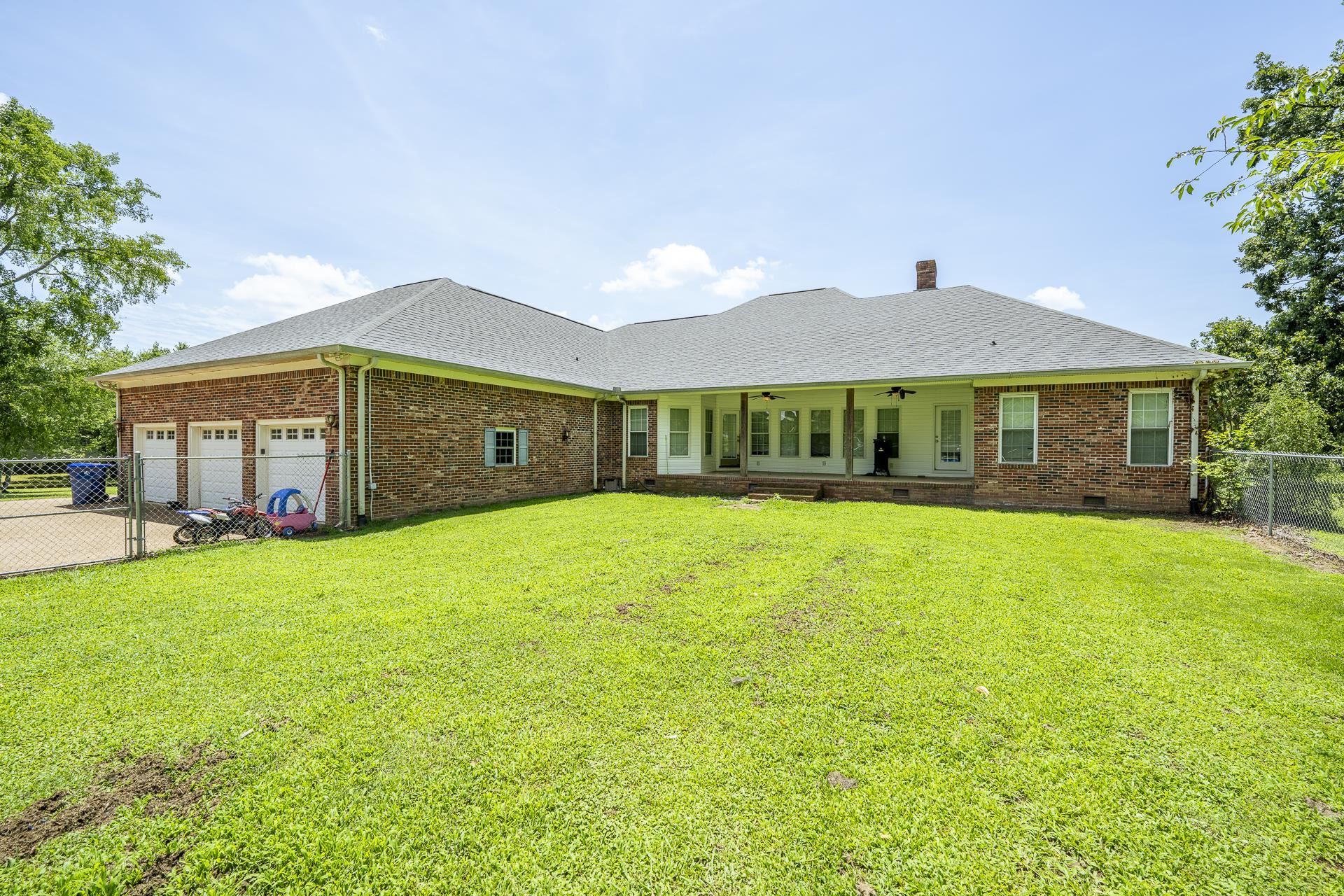 809 Twelve Oaks Dr Property Photo 7