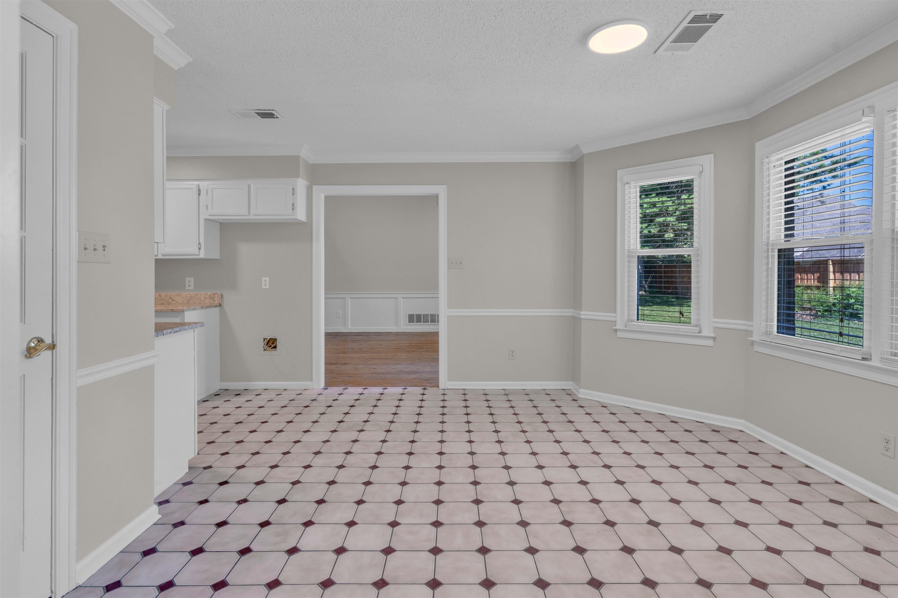 636 N Fox Chase Cv Property Photo 9