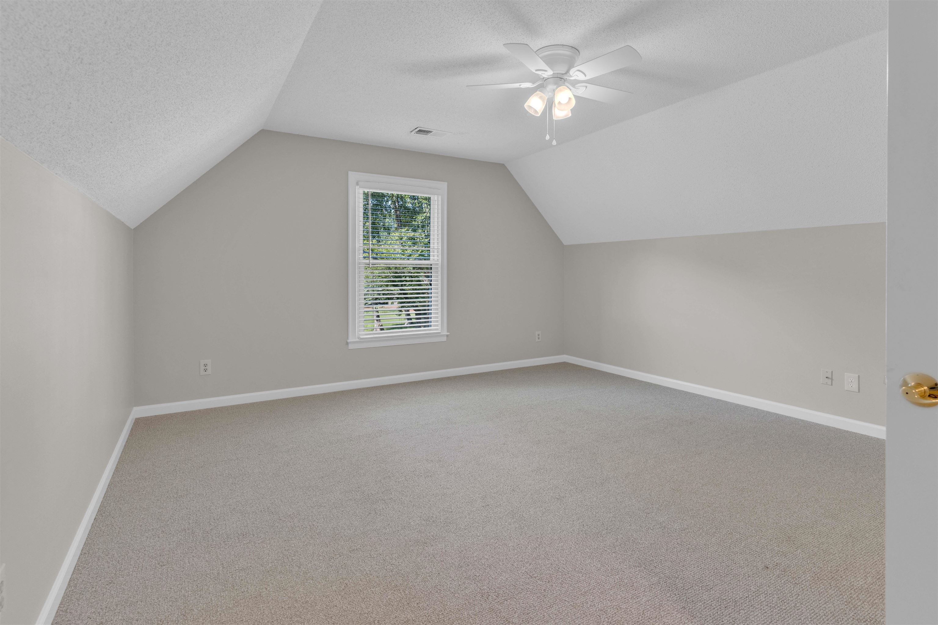 636 N Fox Chase Cv Property Photo 25