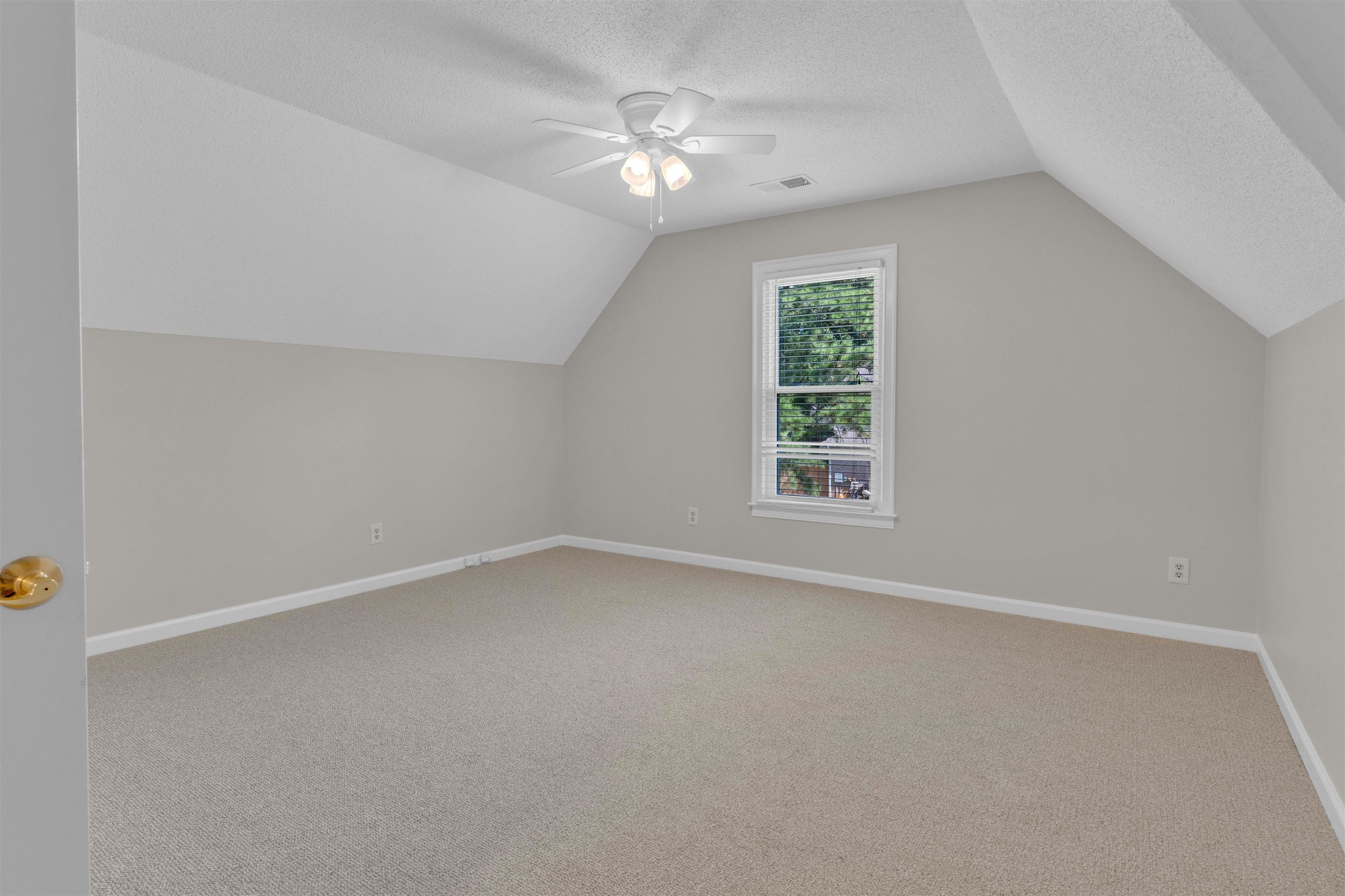 636 N Fox Chase Cv Property Photo 28