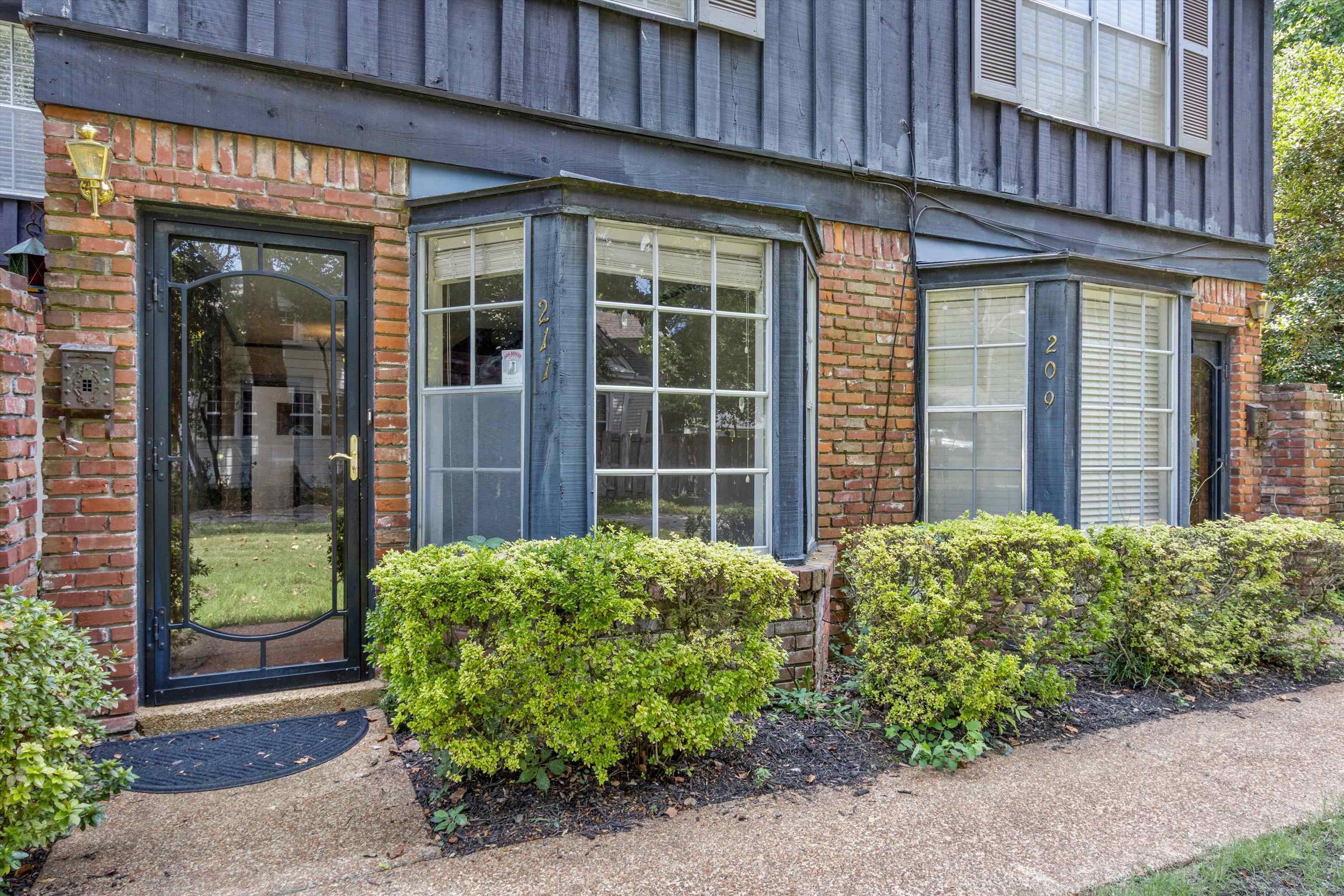 207 S Idlewild St Property Photo 4