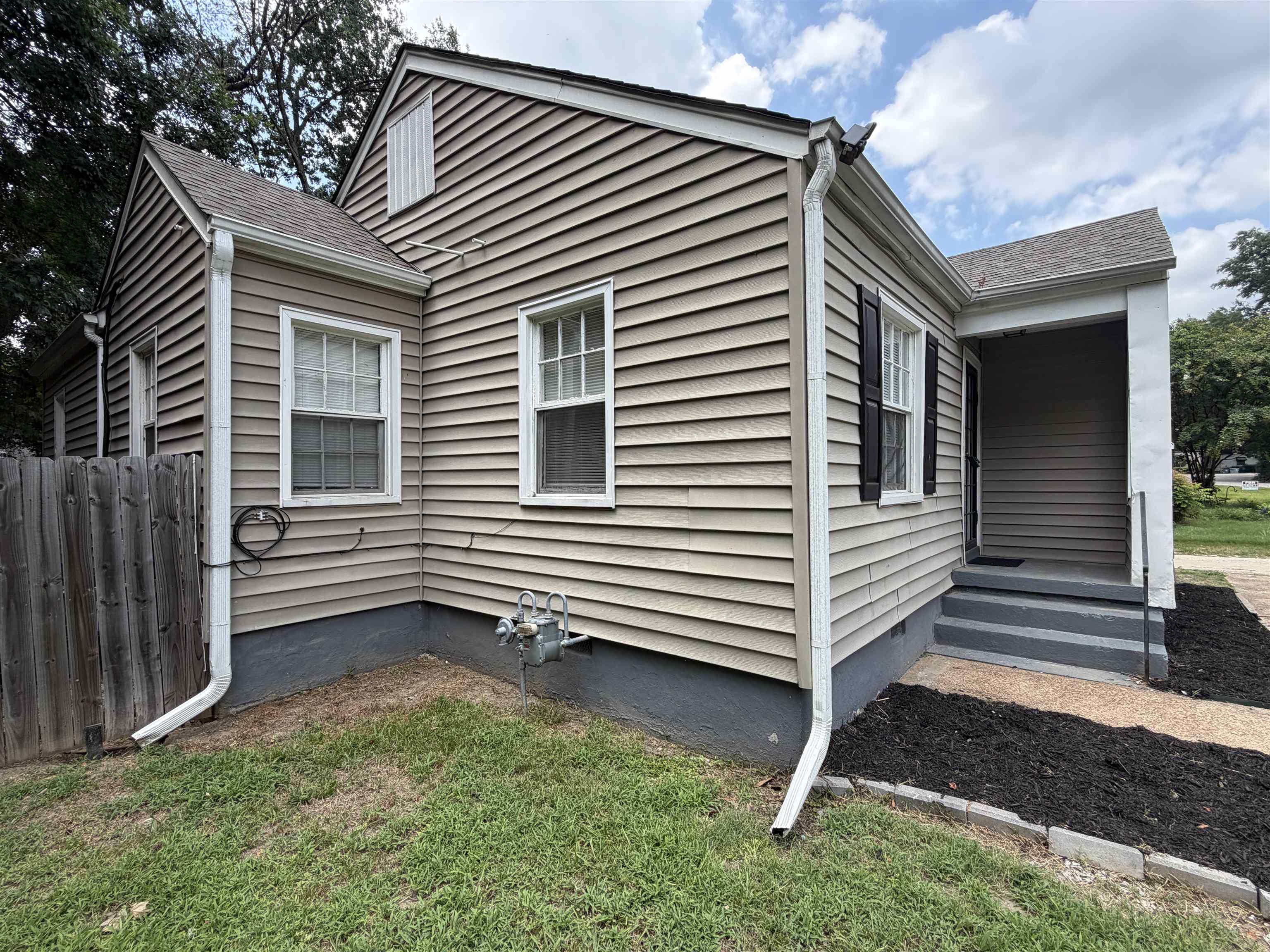 825 Bowen Cir Property Photo 2