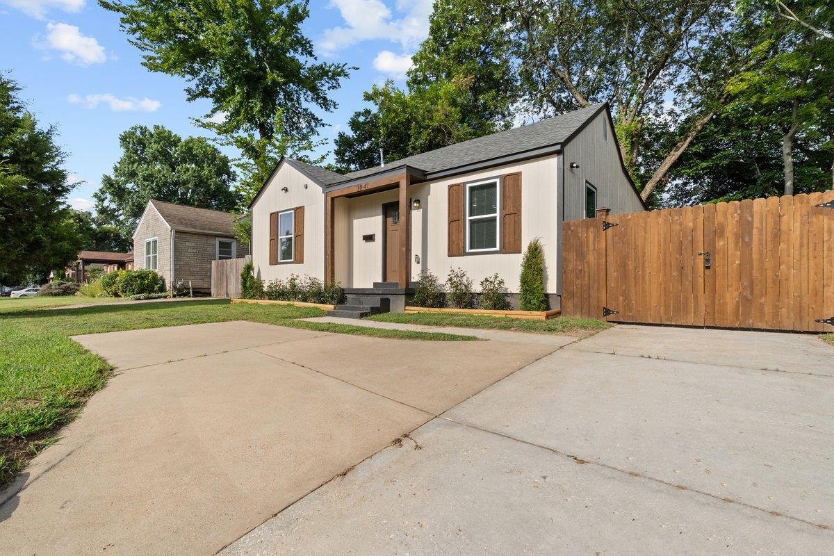 1047 Maria St Property Photo 4
